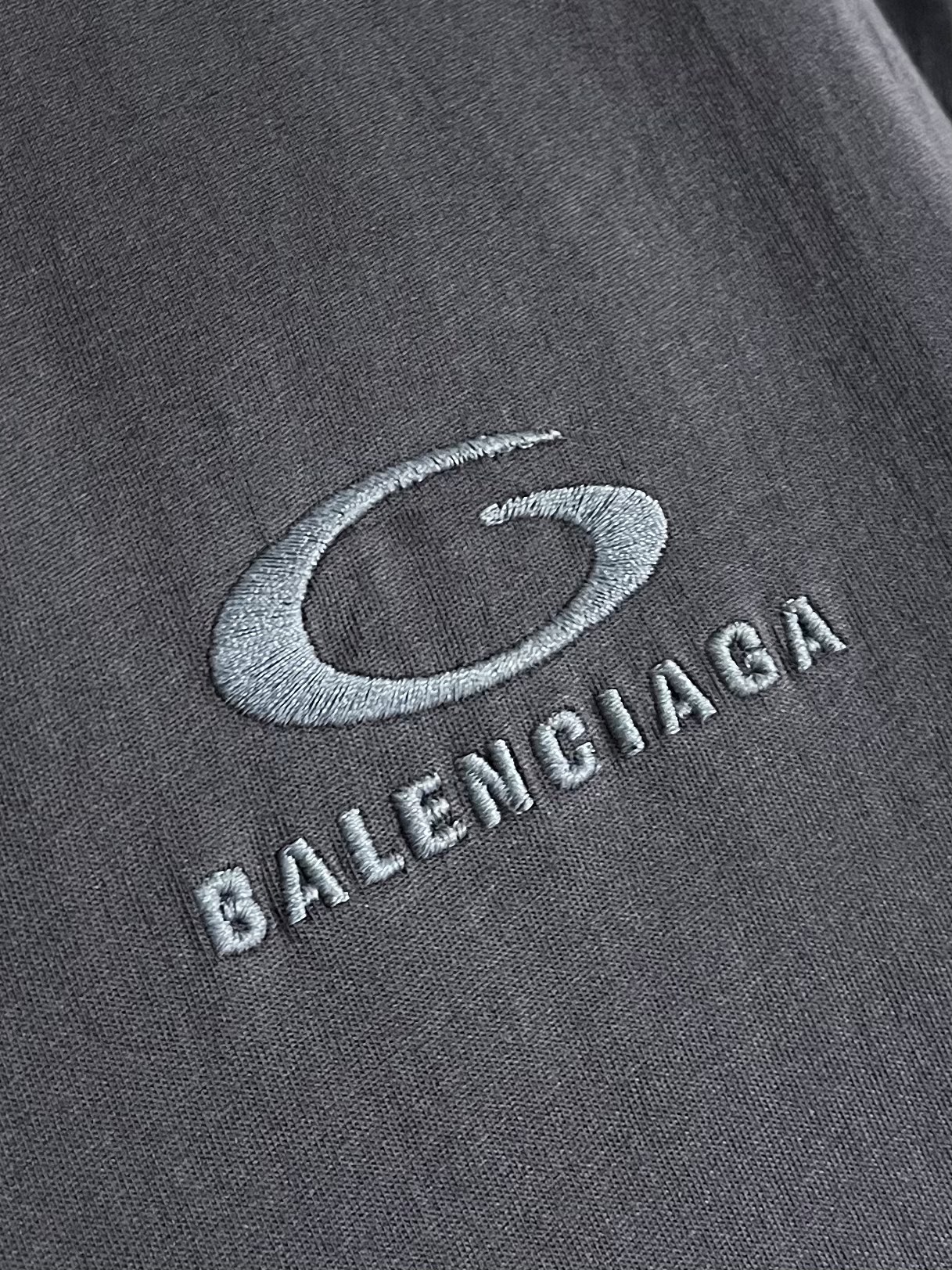 BALENCIAGA 巴黎世家刺绣圆领短袖T恤，采用进口棉质24S双纱复古平纹针织面料，185g的克重，