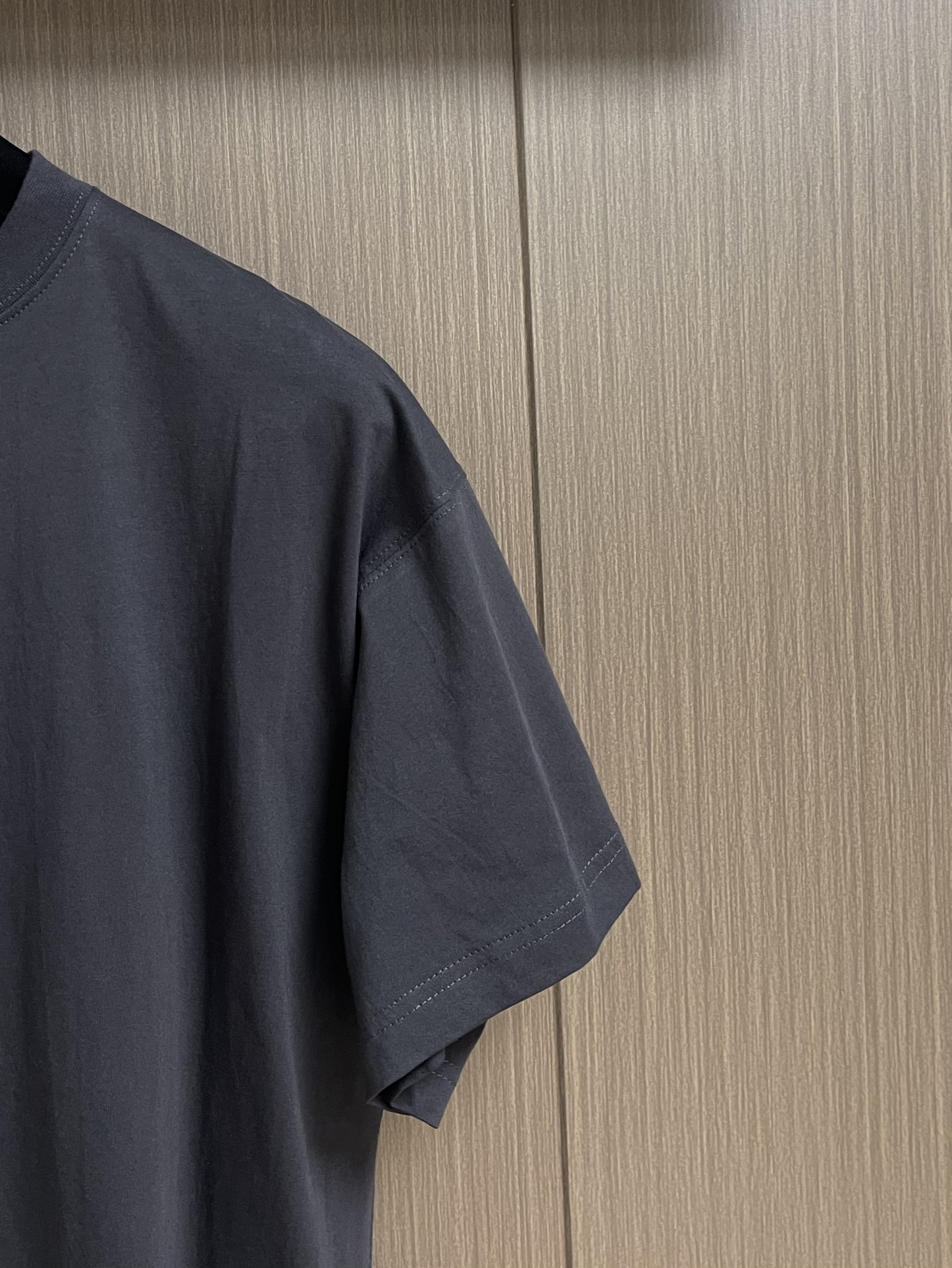 BALENCIAGA 巴黎世家刺绣圆领短袖T恤，采用进口棉质24S双纱复古平纹针织面料，185g的克重，