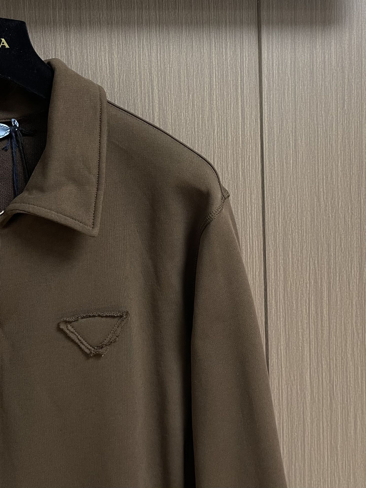 PRADA 棉质抓绒Polo衫，极简主义与运动风格相结合，造就此款Polo衫的现代精致设计。此款棉质抓绒