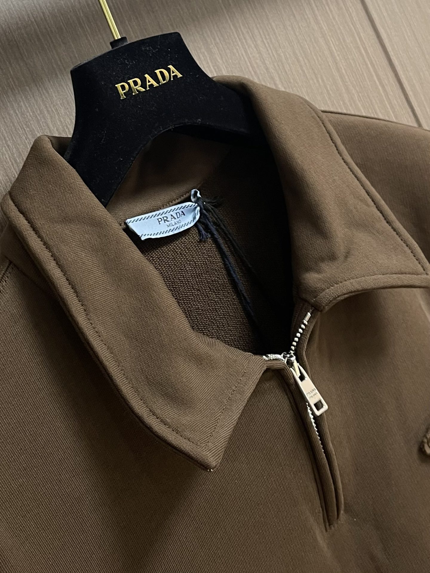 PRADA 棉质抓绒Polo衫，极简主义与运动风格相结合，造就此款Polo衫的现代精致设计。此款棉质抓绒