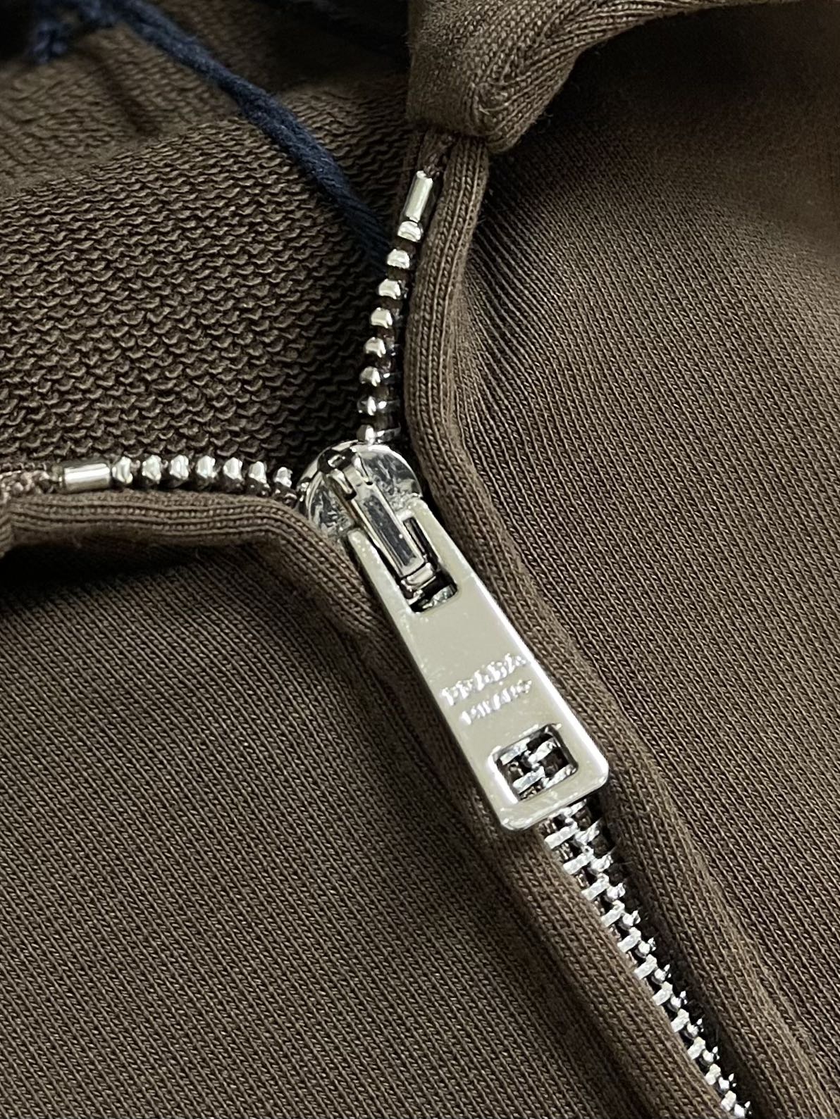 PRADA 棉质抓绒Polo衫，极简主义与运动风格相结合，造就此款Polo衫的现代精致设计。此款棉质抓绒