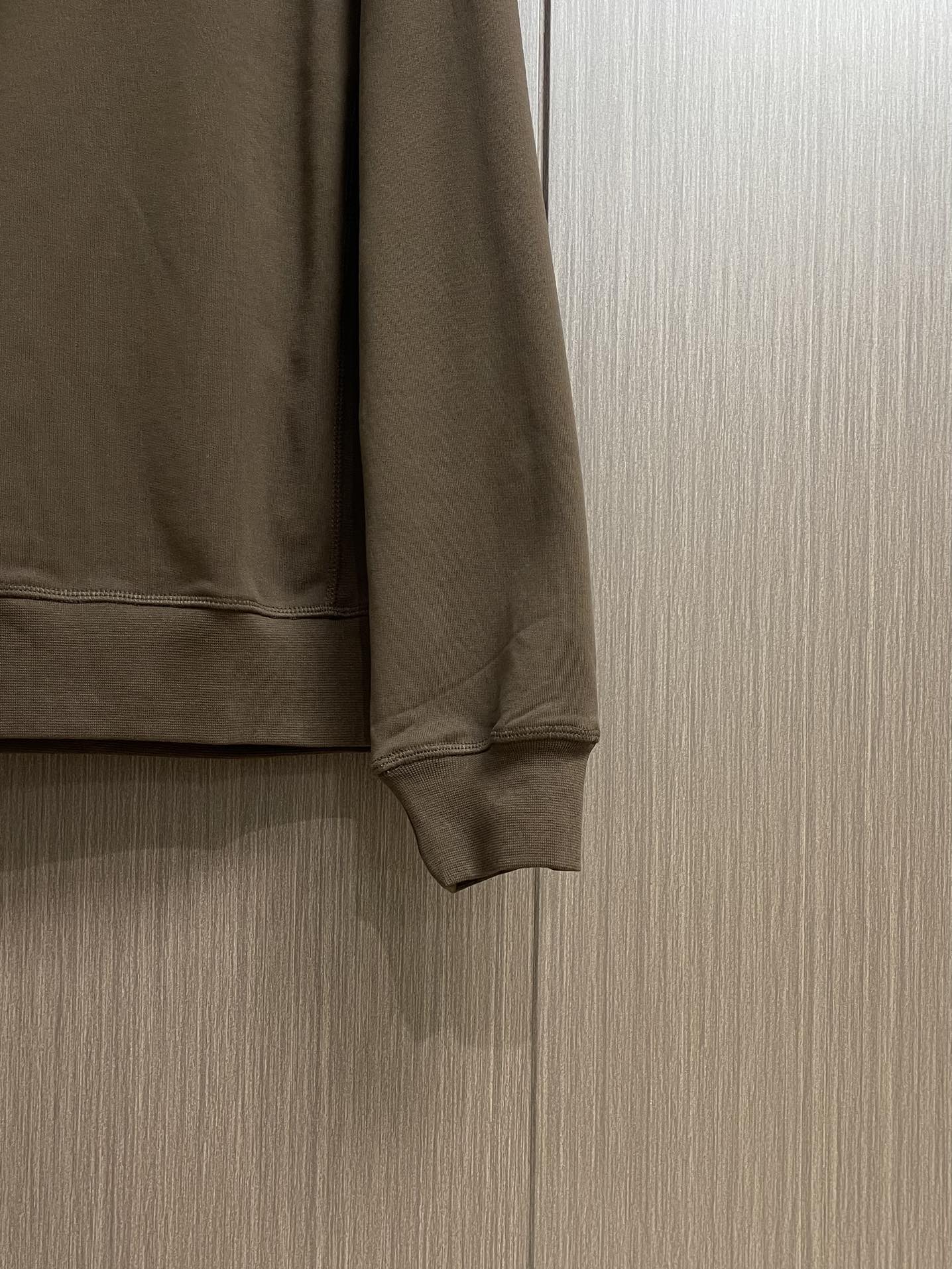 PRADA 棉质抓绒Polo衫，极简主义与运动风格相结合，造就此款Polo衫的现代精致设计。此款棉质抓绒