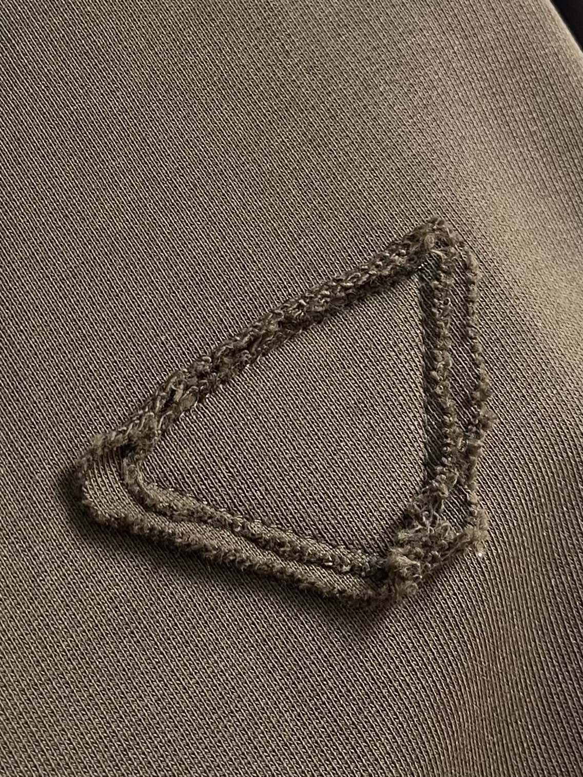 PRADA 棉质抓绒Polo衫，极简主义与运动风格相结合，造就此款Polo衫的现代精致设计。此款棉质抓绒