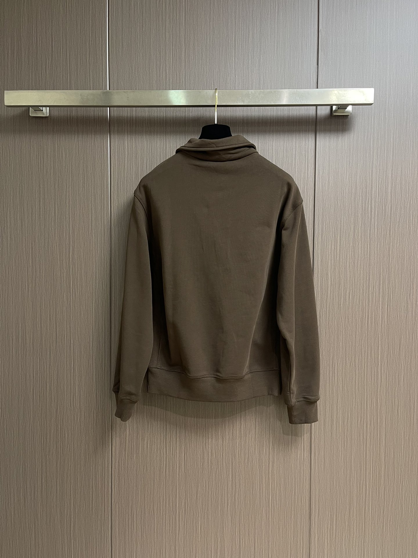 PRADA 棉质抓绒Polo衫，极简主义与运动风格相结合，造就此款Polo衫的现代精致设计。此款棉质抓绒