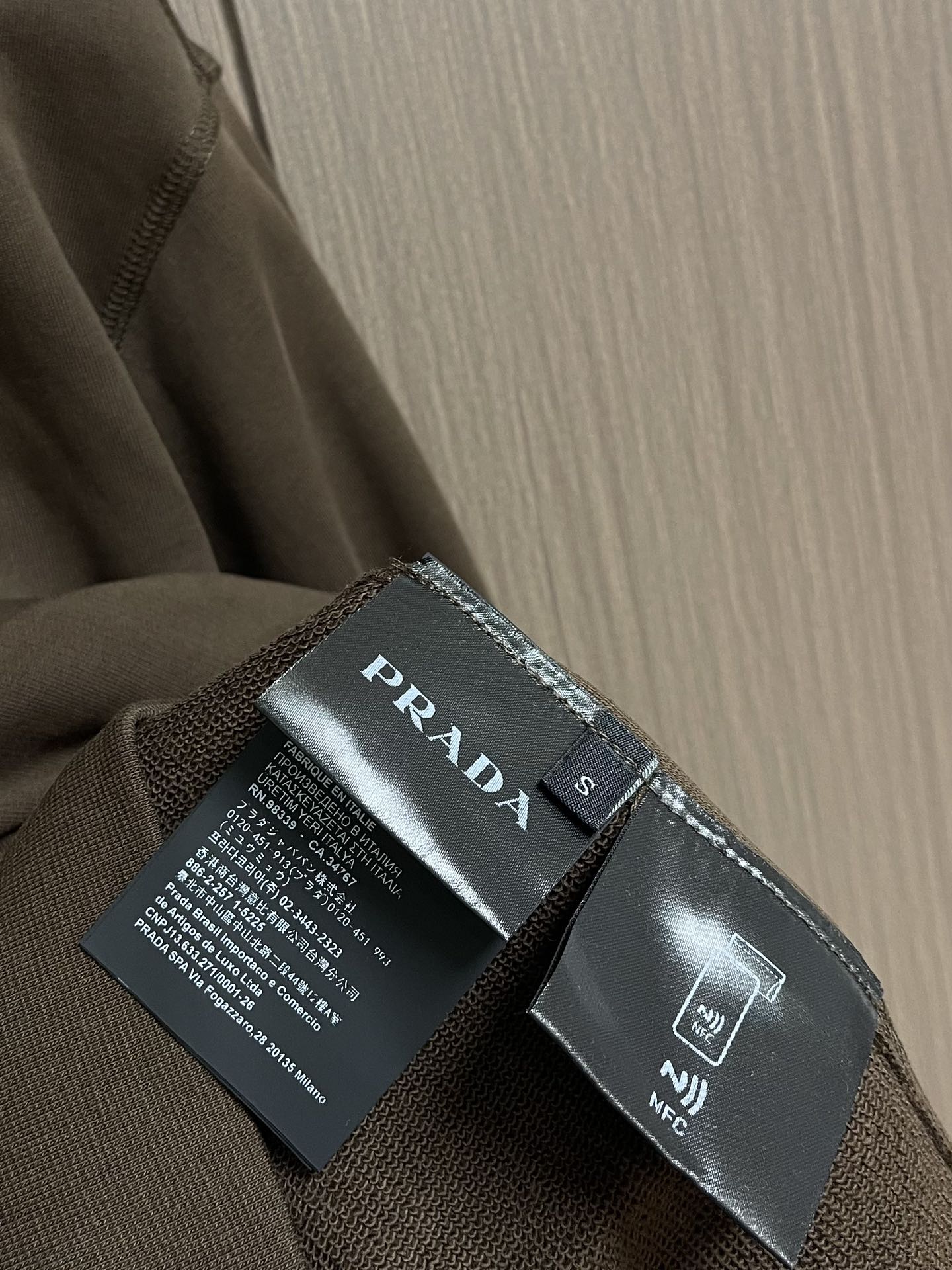 PRADA 棉质抓绒Polo衫，极简主义与运动风格相结合，造就此款Polo衫的现代精致设计。此款棉质抓绒