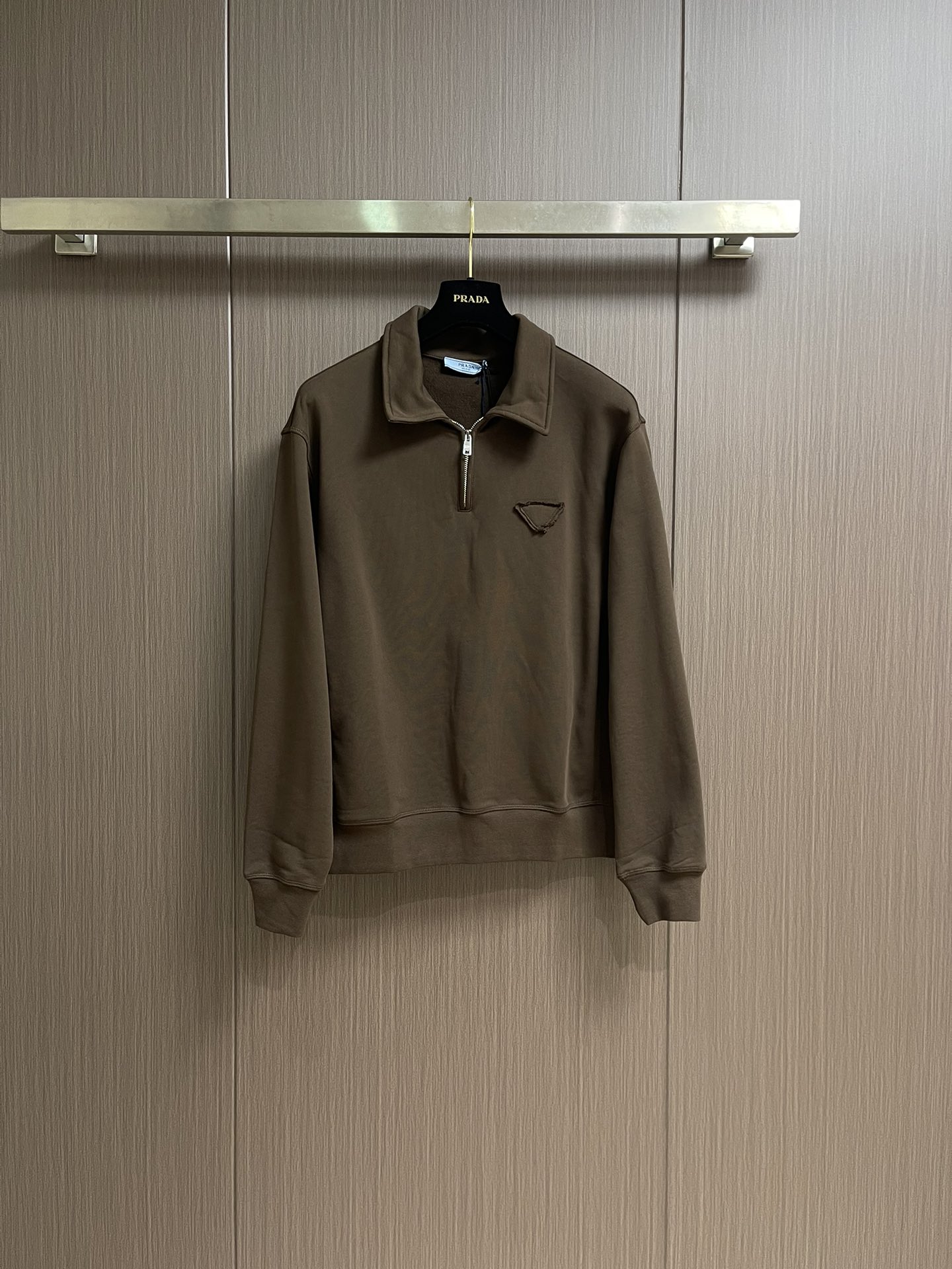 NO:522702,PRADA cotton fleece Polo shirt, combining minimalism with sporty style, creates a modern and refined design of this Polo shirt. This cotton fleece is decorated with a triangle logo in the same color. Rib knitted cuffs and bottom edge, semi-zipper closure, fabric triangle logo. Size S-XL, prada, alexander wang19860909PRADA 棉质抓绒Polo衫,极简主义与运动风格相结合,造就此款Polo衫的现代精致设计.此款棉质抓绒衣饰有同色三角形徽标.罗纹针织袖口与底边,半拉链开合,织物三角形徽标.尺码S-XL,,prada,alexander wang,Men's clothing