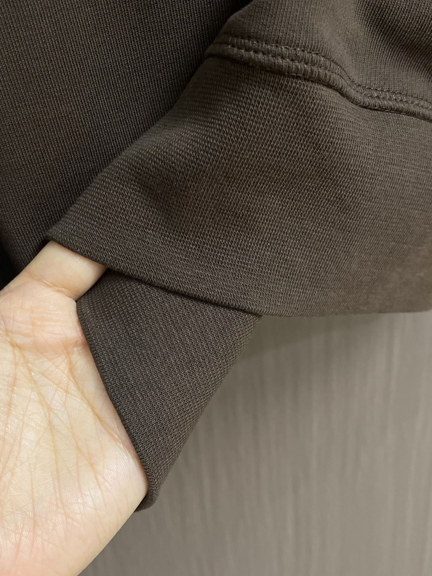 PRADA 棉质抓绒Polo衫，极简主义与运动风格相结合，造就此款Polo衫的现代精致设计。此款棉质抓绒