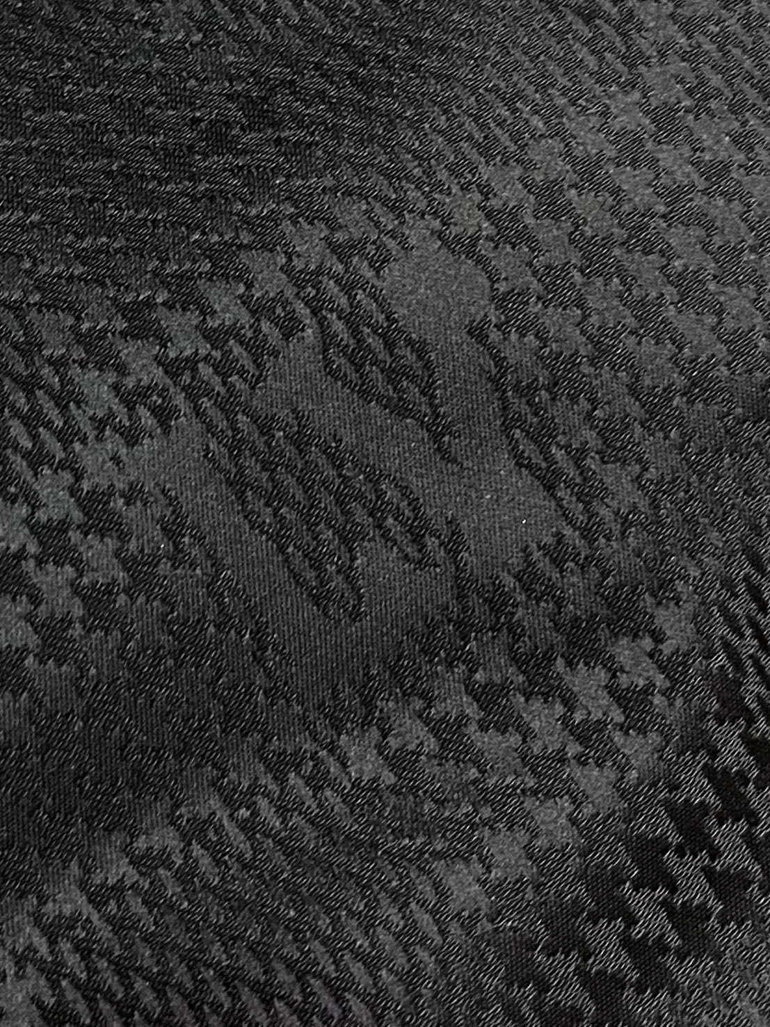 LV 双面背心，拥有轻薄衬垫，以 Monogram绗缝图案和 Damier 提花分饰两面，令换季造型流露