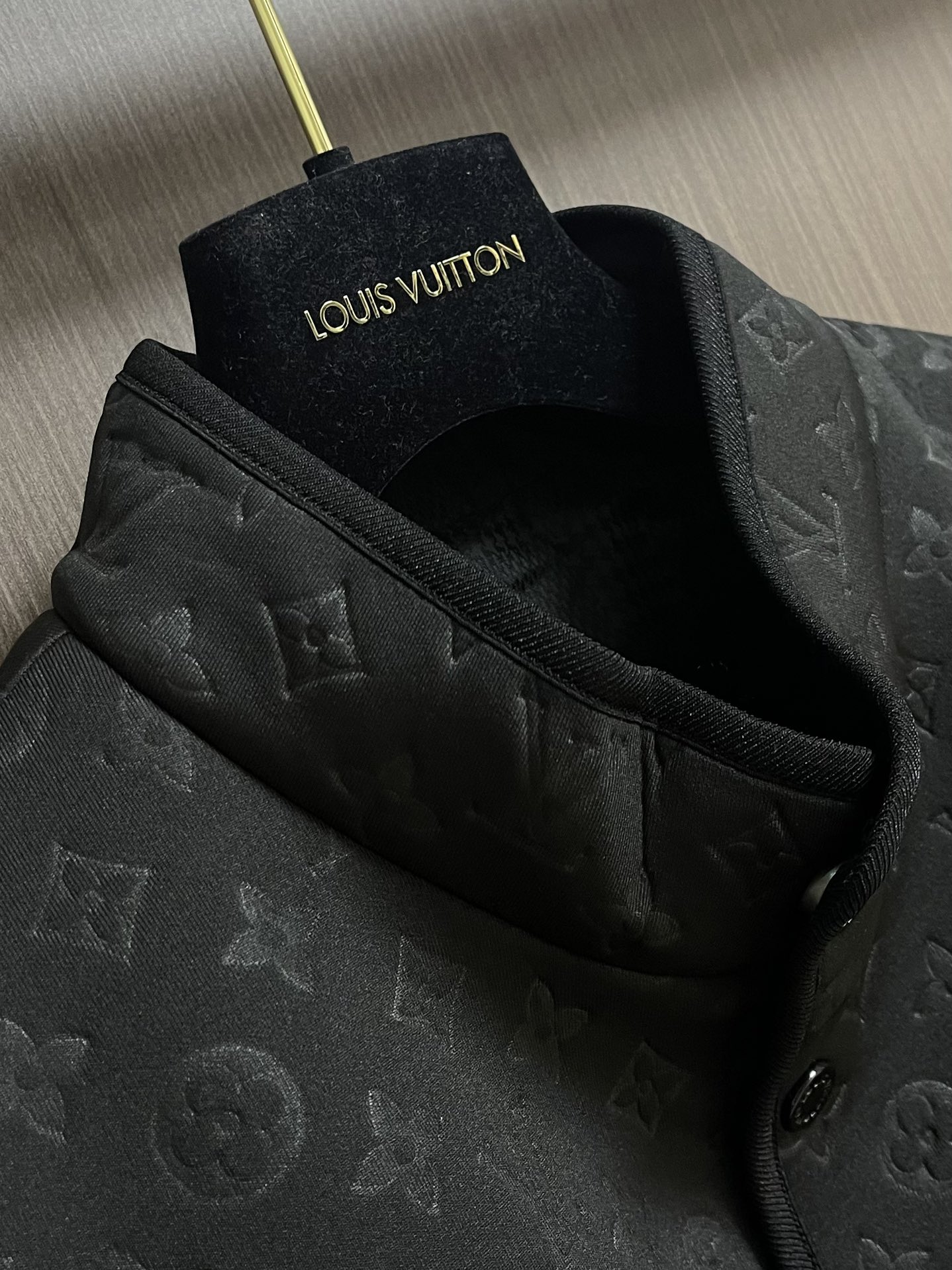 LV 双面背心，拥有轻薄衬垫，以 Monogram绗缝图案和 Damier 提花分饰两面，令换季造型流露