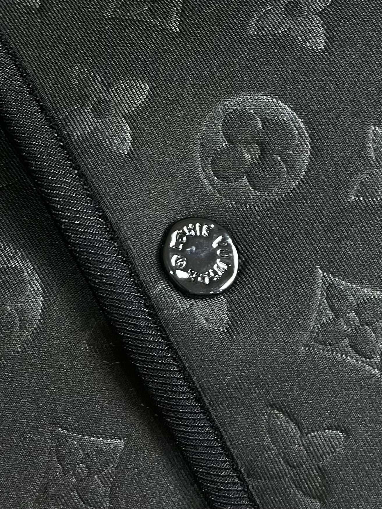 LV 双面背心，拥有轻薄衬垫，以 Monogram绗缝图案和 Damier 提花分饰两面，令换季造型流露