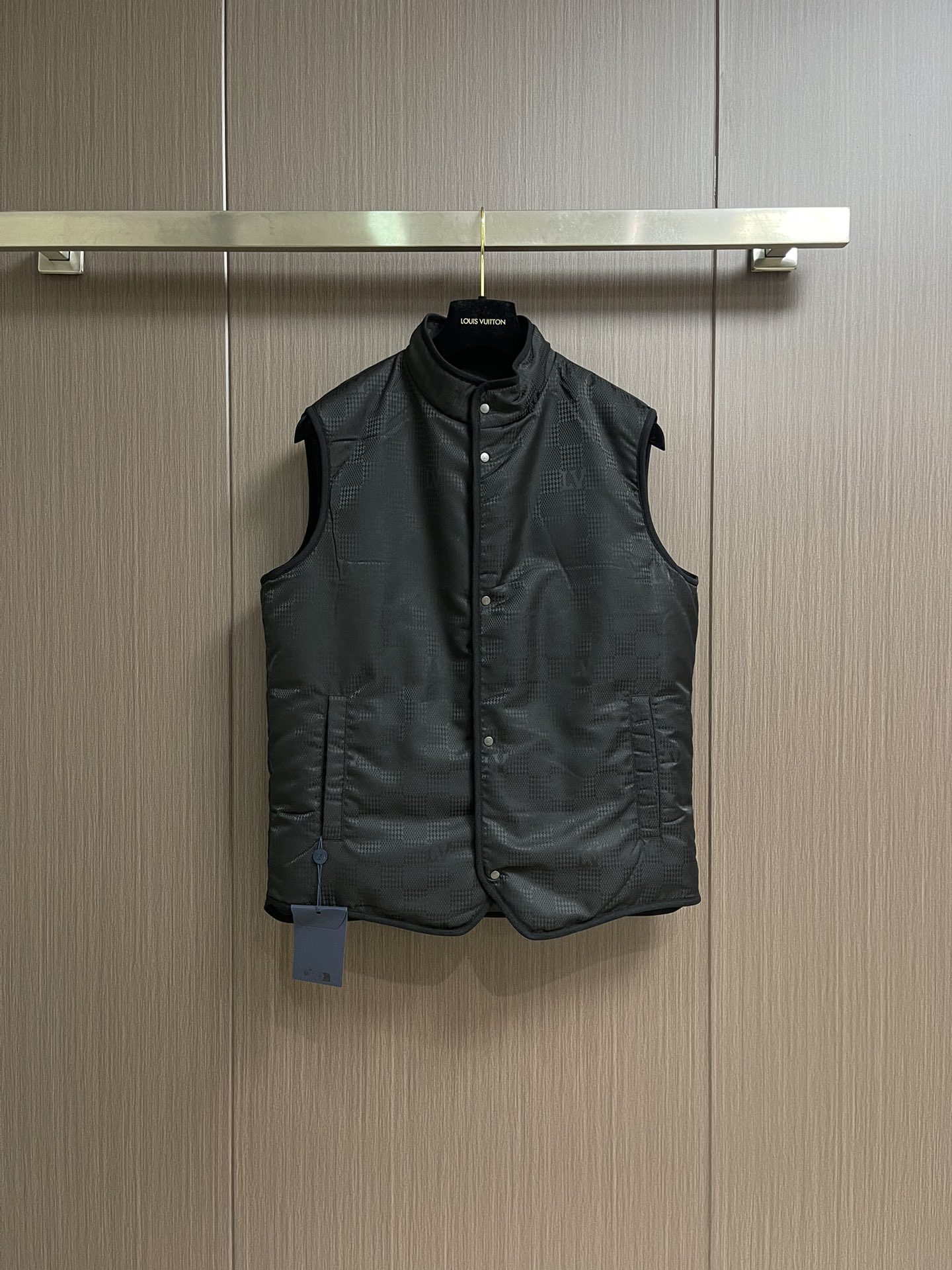 LV 双面背心，拥有轻薄衬垫，以 Monogram绗缝图案和 Damier 提花分饰两面，令换季造型流露