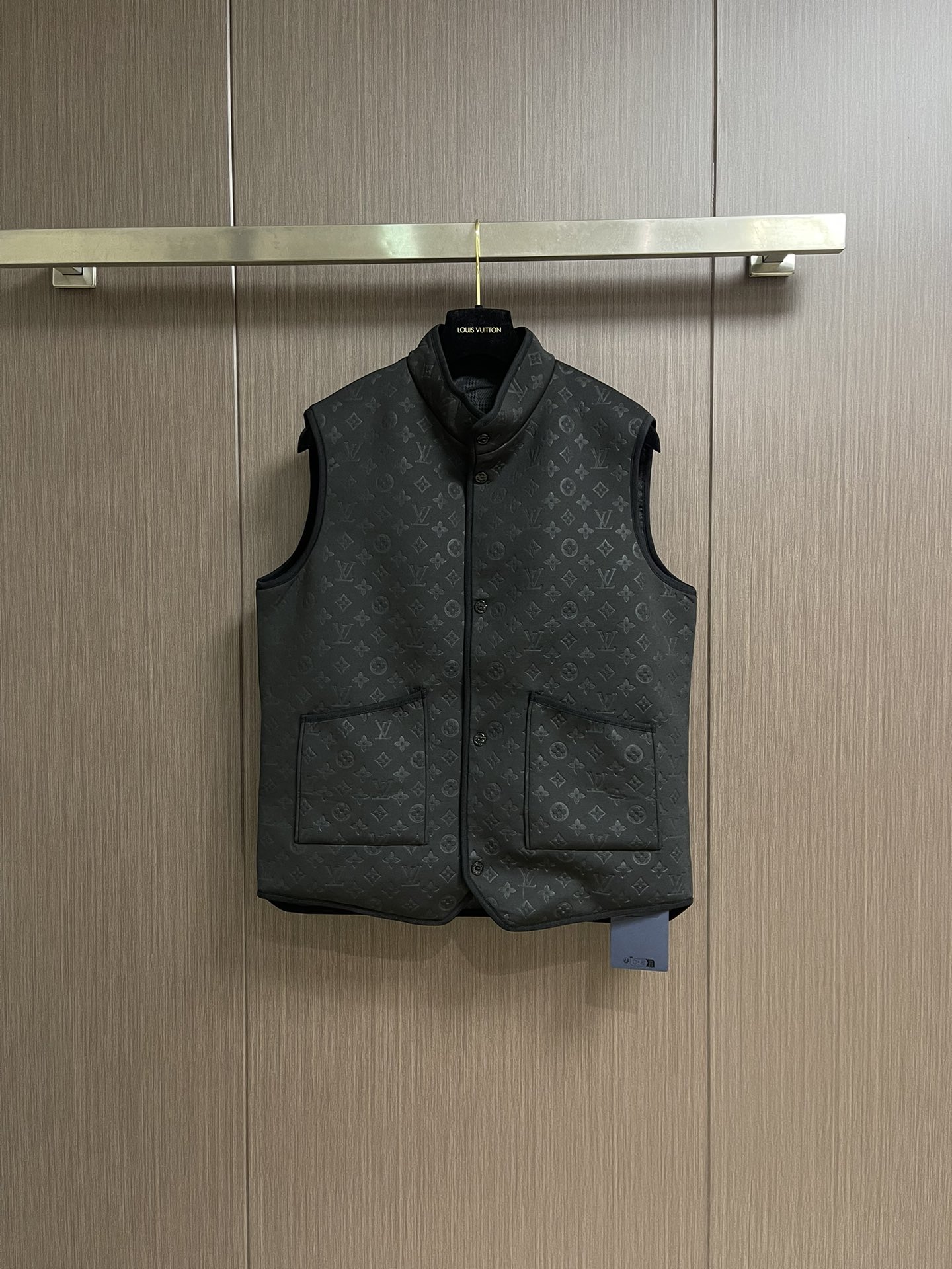 NO:522725,LV double-sided vest with light and light padding, with Monogram quilted pattern and Damier jacquard, making the seasonal style reveal a classic meaning, suitable for both inside and outside. Snap the front closure, Monogram is equipped with patch pockets, and Damier is equipped with mesh bags on the other side. Size 48-56,,louis vuitton,alexander wang19860909LV 双面背心,拥有轻薄衬垫,以 Monogram绗缝图案和 Damier 提花分饰两面,令换季造型流露经典意蕴,内搭外穿皆宜.按扣前襟,Monogram 一面配有贴袋,Damier一面配有网袋.尺码48-56,,louis vuitton,alexander wang,Men's clothing