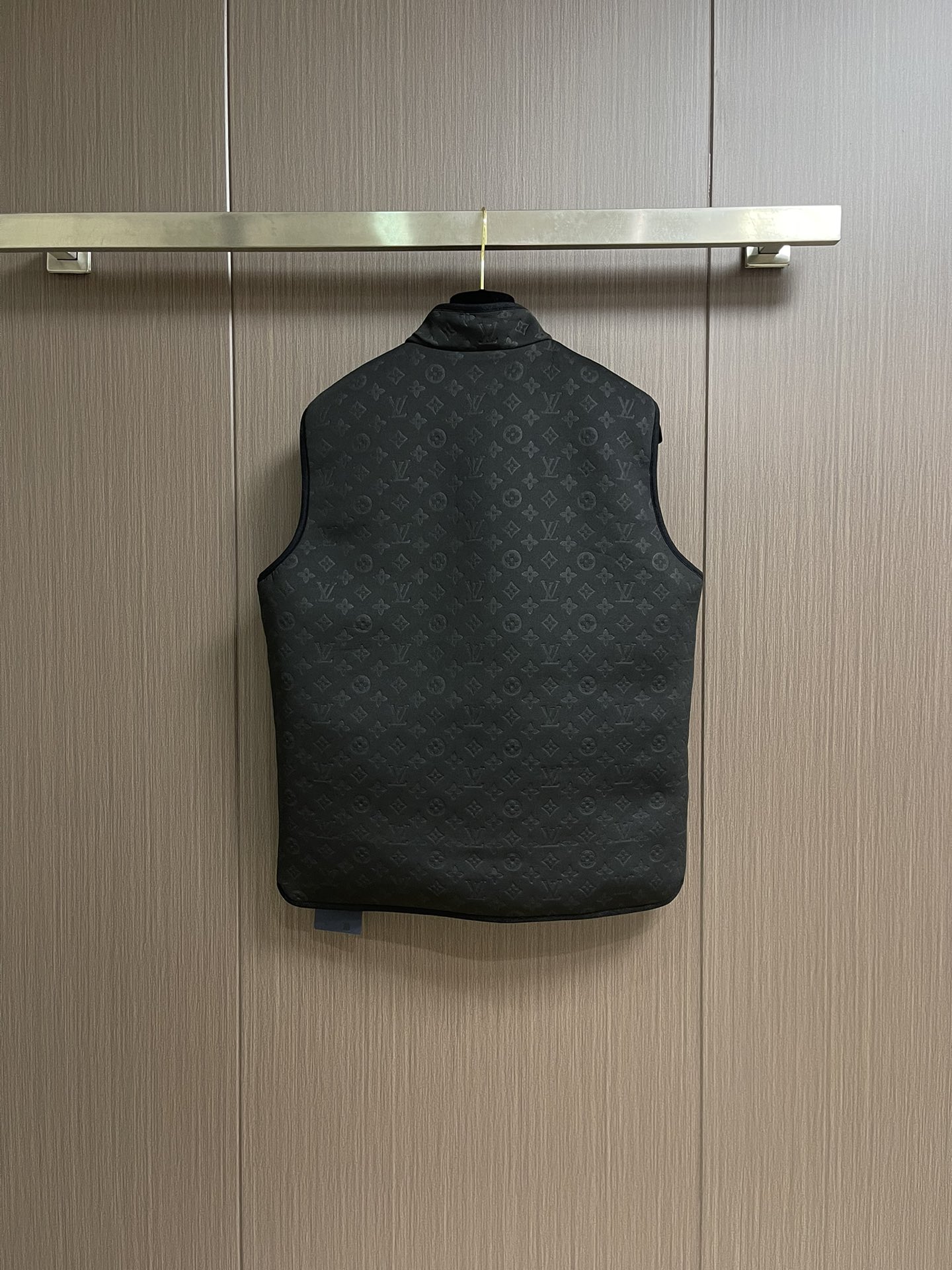 LV 双面背心，拥有轻薄衬垫，以 Monogram绗缝图案和 Damier 提花分饰两面，令换季造型流露