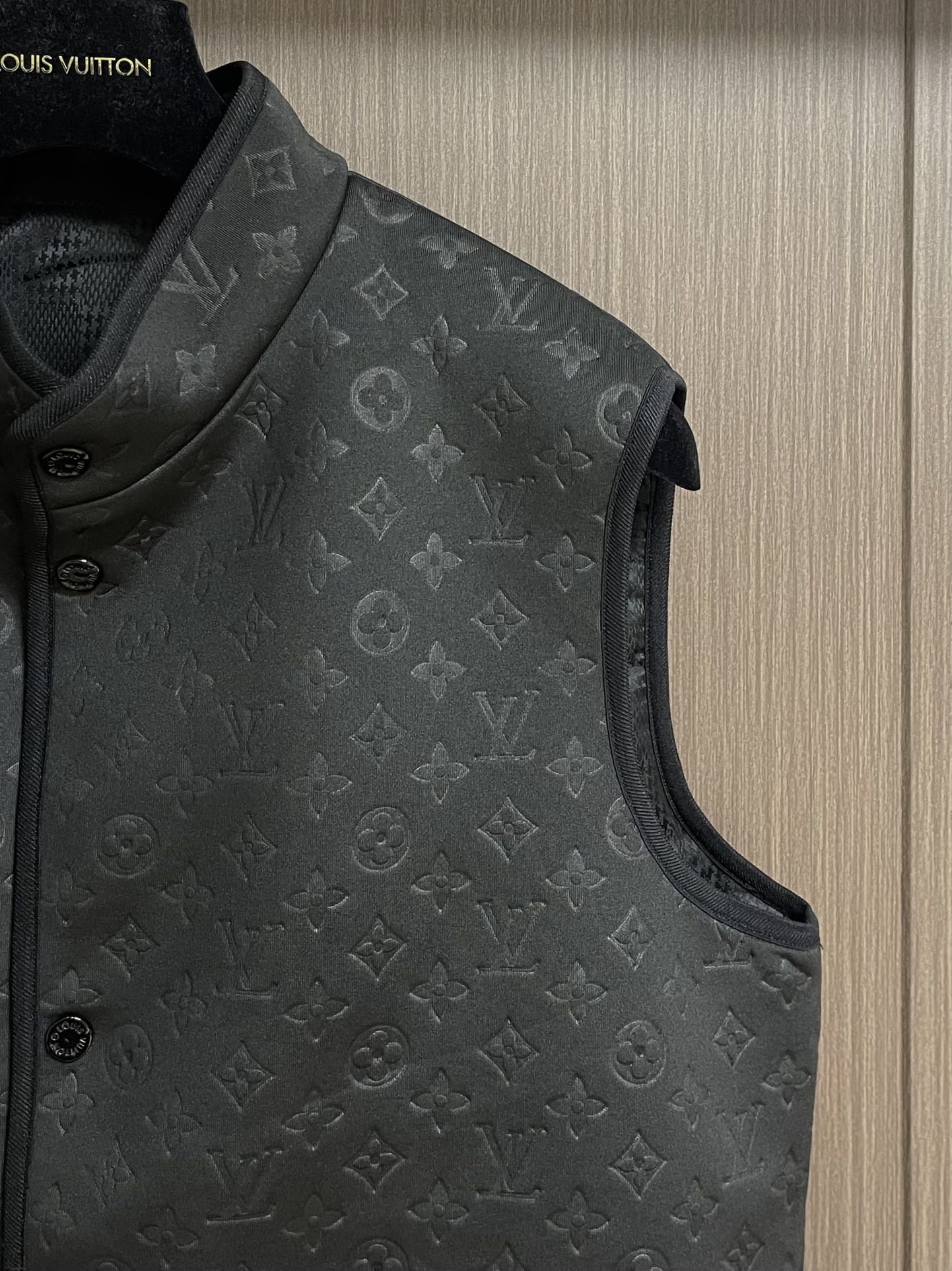 LV 双面背心，拥有轻薄衬垫，以 Monogram绗缝图案和 Damier 提花分饰两面，令换季造型流露