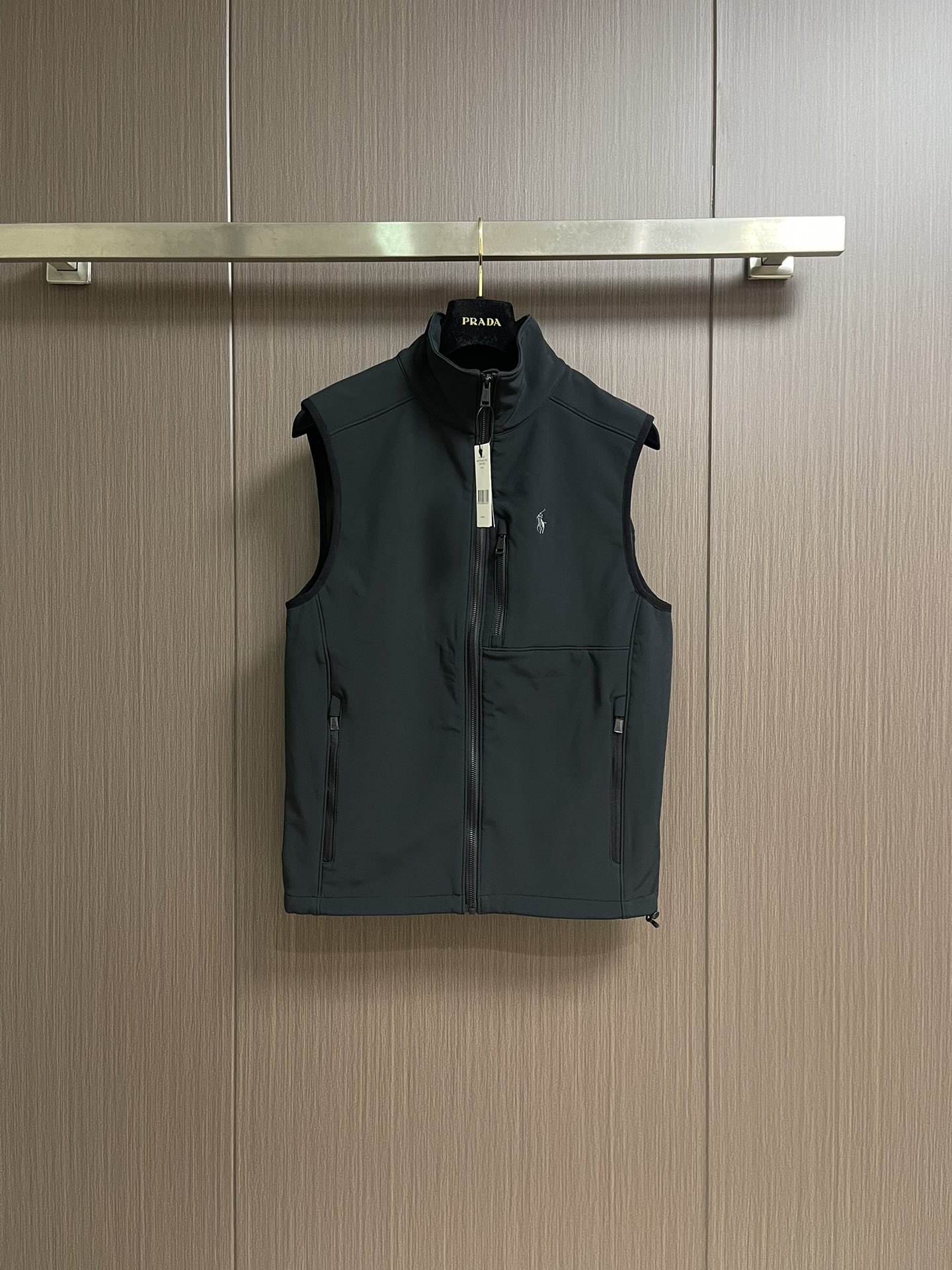 NO:522717,Rah Lauren Technology fabric solid color Logo embroidered zippered stand-up vest, technology fabric stand-up vest zippered cardigan, inner fleece cotton fabric, regular style, same style for men and women, so sophisticated high-end texture. Size XS-XXL,,alexander wang19860909Rah Lauren拉夫 科技面料纯色Logo刺绣拉链立领马甲,科技面料立领马甲拉链开衫,内里采用抓绒棉质面料,常规版型 男女同款,精工制作高级质感.尺码XS-XXL,,alexander wang,Men's clothing