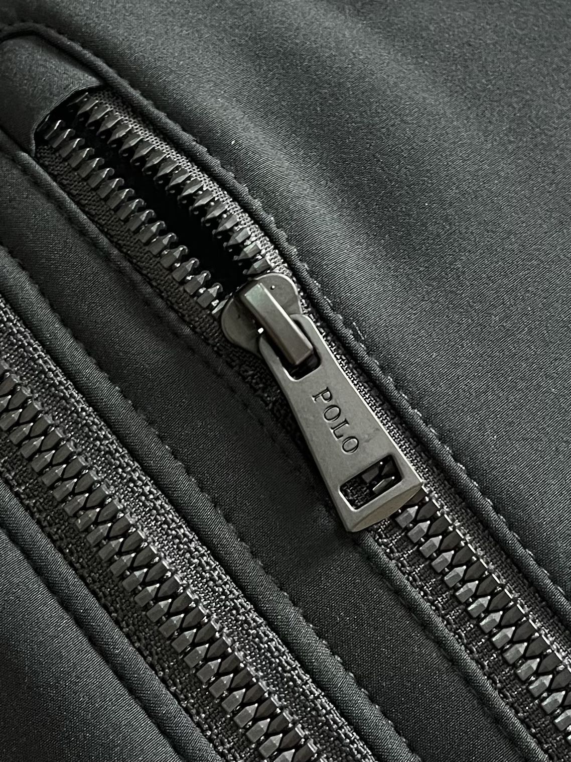 Rah Lauren拉夫 科技面料纯色Logo刺绣拉链立领马甲，科技面料立领马甲拉链开衫，内里采用抓绒棉