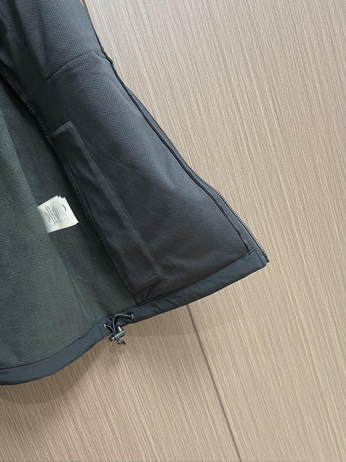 Rah Lauren拉夫 科技面料纯色Logo刺绣拉链立领马甲，科技面料立领马甲拉链开衫，内里采用抓绒棉