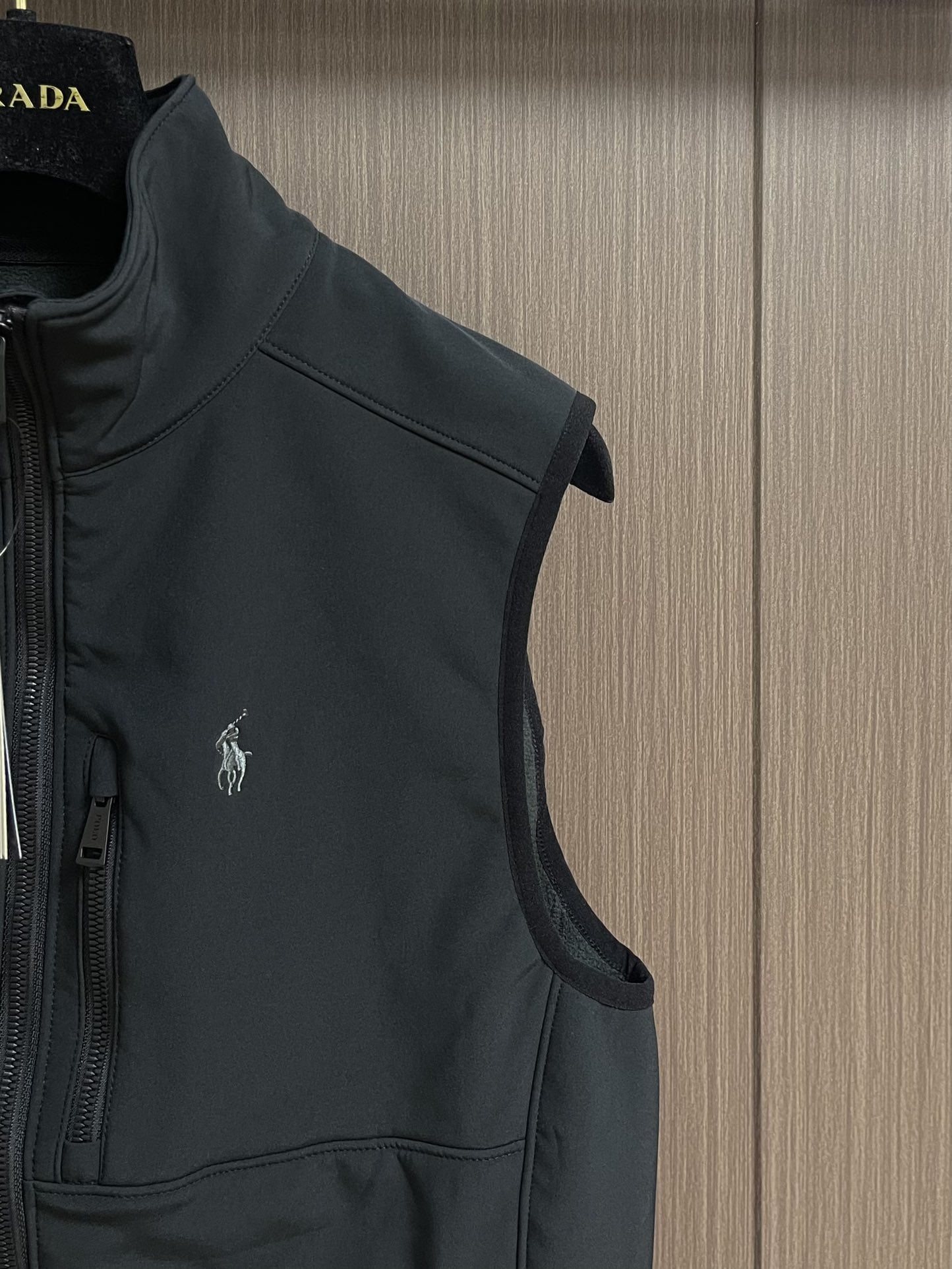 Rah Lauren拉夫 科技面料纯色Logo刺绣拉链立领马甲，科技面料立领马甲拉链开衫，内里采用抓绒棉