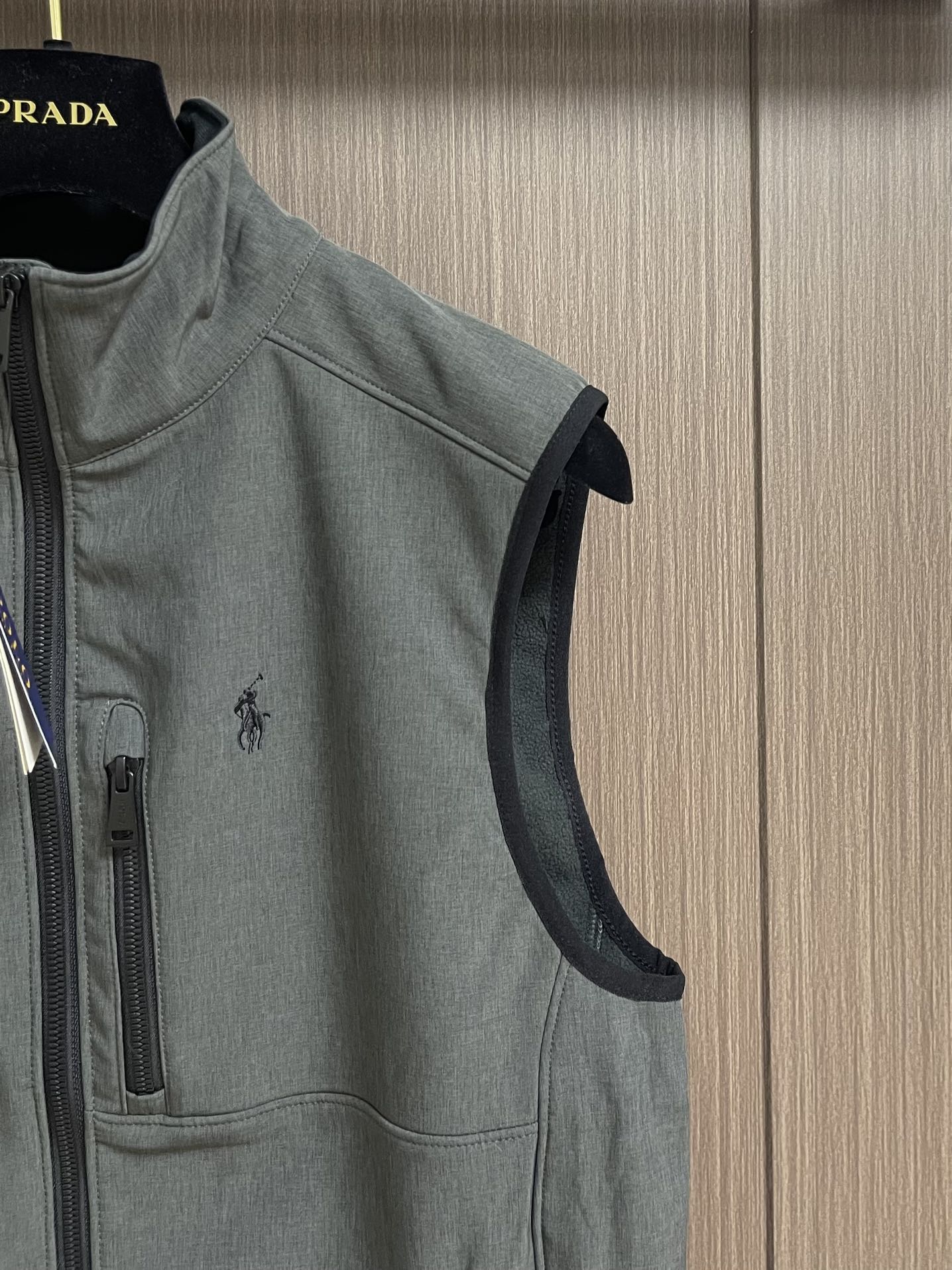 Rah Lauren拉夫 科技面料纯色Logo刺绣拉链立领马甲，科技面料立领马甲拉链开衫，内里采用抓绒棉