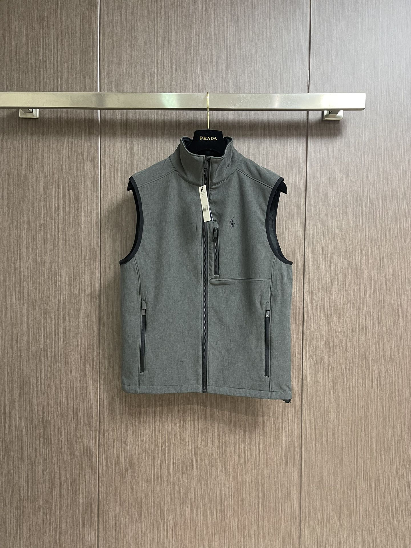 Rah Lauren拉夫 科技面料纯色Logo刺绣拉链立领马甲，科技面料立领马甲拉链开衫，内里采用抓绒棉