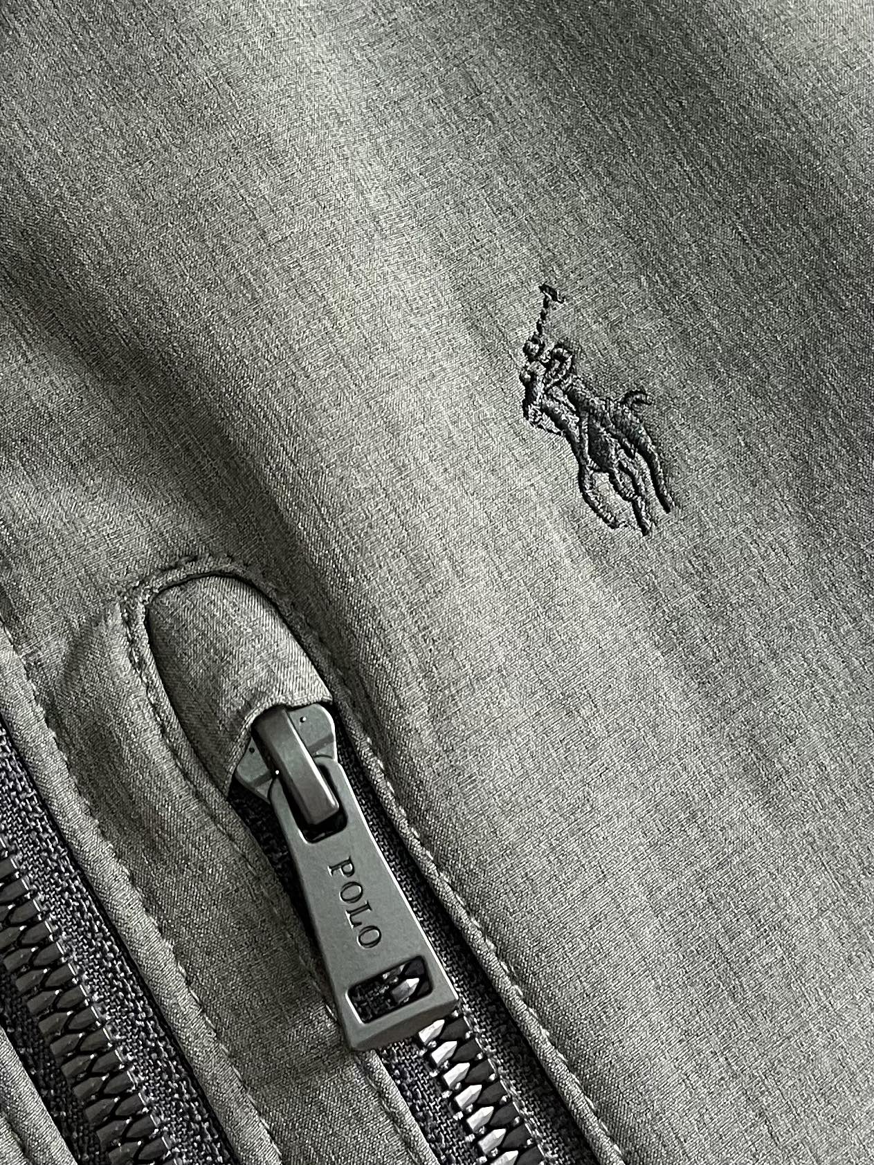 Rah Lauren拉夫 科技面料纯色Logo刺绣拉链立领马甲，科技面料立领马甲拉链开衫，内里采用抓绒棉