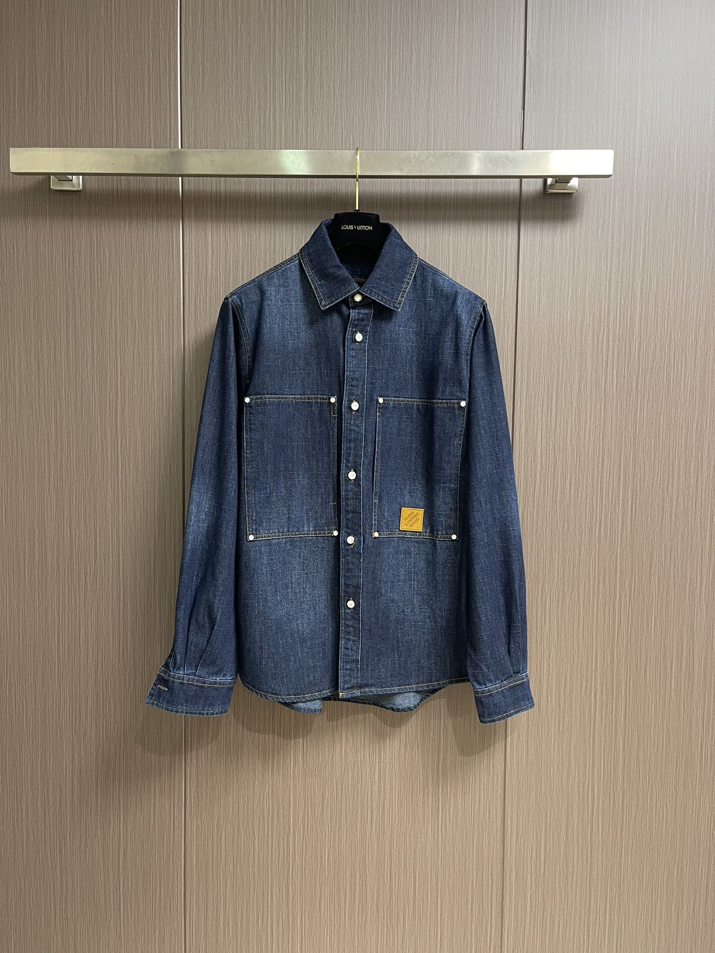 NO:522719,Top Jeans LV denim denim jacket jeans suit, this workwear village shirt uses cotton denim to create a loose silhouette, making it appear in the spring and summer show with sun fading effect. The left chest pocket embellishes Marque LVuitton Deposee suede patch, pearlescent buttons and studs to show elegant atmosphere, which is suitable for the same style. Size S-XL,,louis vuitton, jeans, jackets & coats,alexander wang19860909上衣 牛仔裤 LV 丹宁牛仔外套牛仔裤套装,本款工装村衫采用棉质丹宁布塑造宽松廓形,以日晒褪色效果亮相春夏秀场.左侧胸袋点缀 Marque LVuitton Deposee绒面贴饰,珠光纽扣和饰钉彰显雅致气息,与同款搭配相宜.尺码S-XL,,louis vuitton,jeans,jackets & coats,alexander wang,Men's clothing