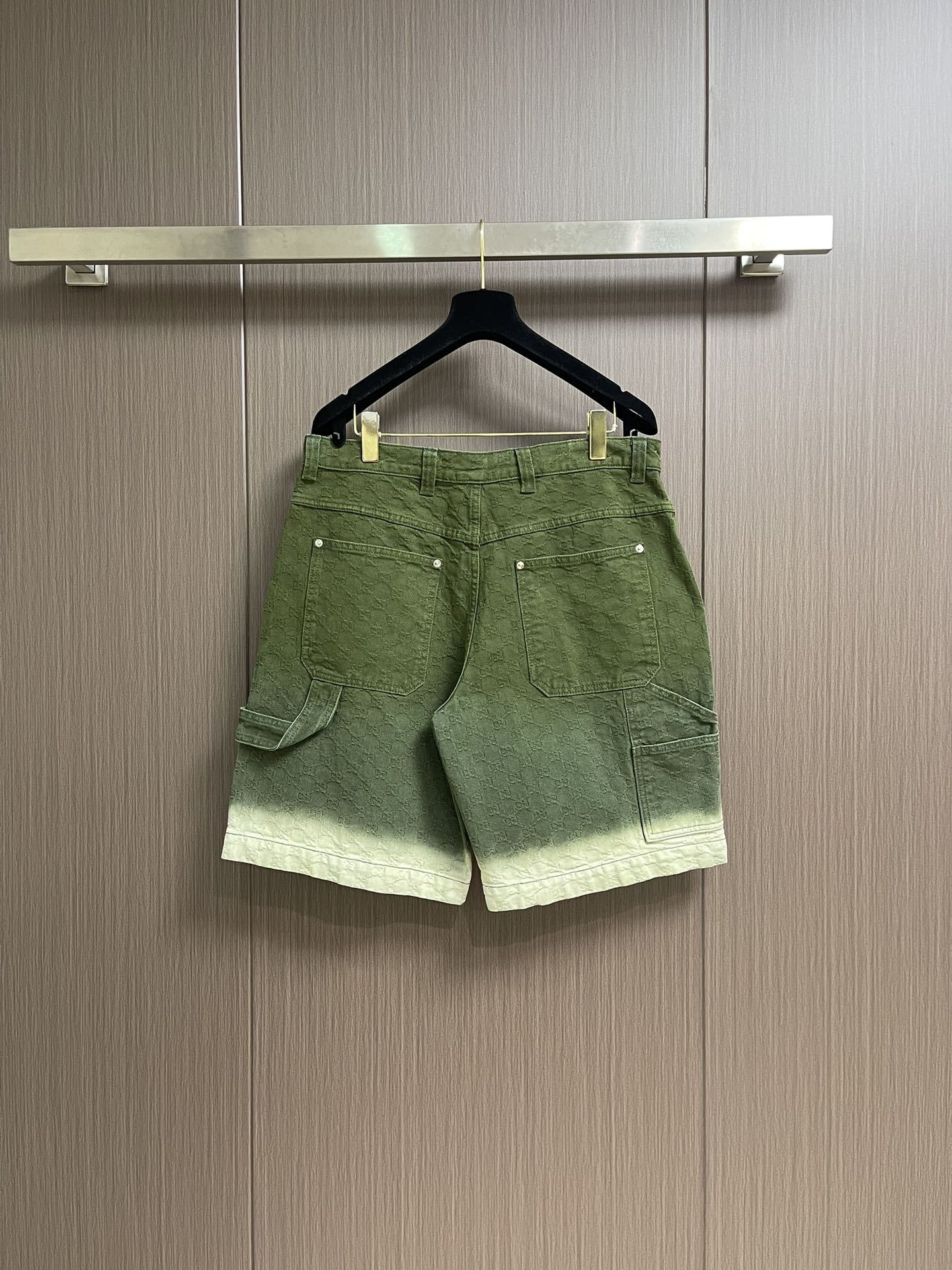 GUCCI 暗纹双G提花牛仔短裤，进口提花牛仔材质，质感舒适，挺括有型 酵素水洗工艺，呈现复古擦色感以经