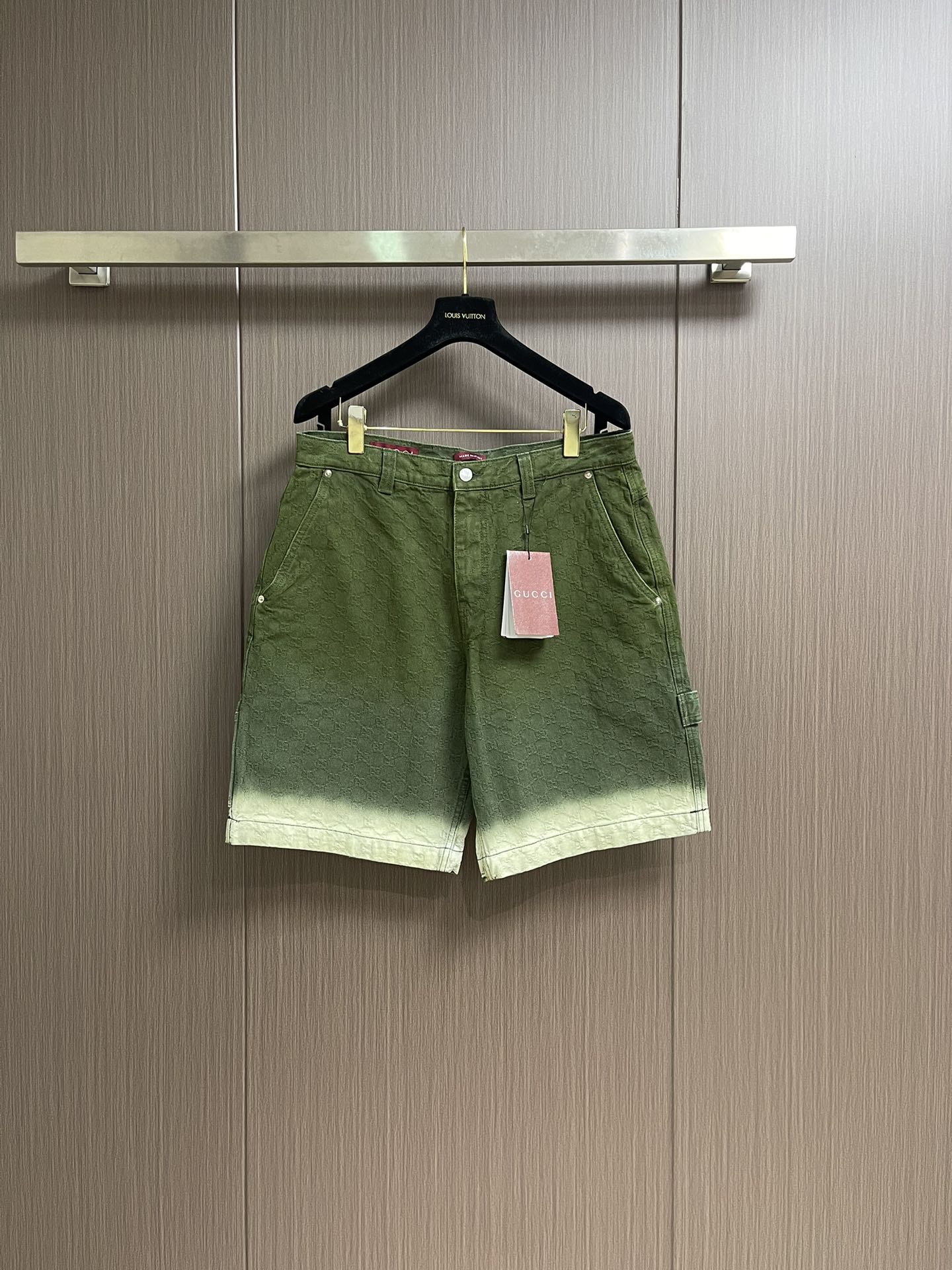 NO:522713,GUCCI dark pattern double G jacquard denim shorts, imported jacquard denim material, comfortable texture, crisp and stylish Enzyme washing technology, presents a retro color rub based on classic denim style, incorporates the brand's iconic design language. Gradient dyeing technology uses a transition from deep to light color, giving a unique visual level to the single product. The surface is decorated with brand-specific texture, highlighting high-end texture and recognition. Size S-XL, gucci, shorts, alexander wang19860909GUCCI 暗纹双G提花牛仔短裤,进口提花牛仔材质,质感舒适,挺括有型 酵素水洗工艺,呈现复古擦色感以经典牛仔版型为基础,融入品牌标志性设计语言 采用渐变染色工艺,从深至浅的色彩过渡 赋予单品独特视觉层次 表面饰有品牌专属纹理,彰显高端质感与辨识度.尺码S-XL,,gucci,shorts,alexander wang,Men's clothing