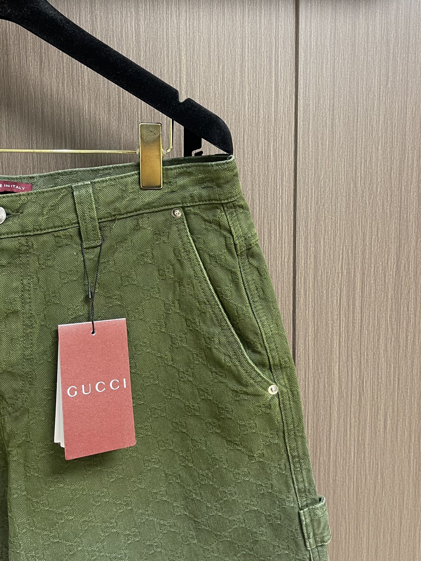 GUCCI 暗纹双G提花牛仔短裤，进口提花牛仔材质，质感舒适，挺括有型 酵素水洗工艺，呈现复古擦色感以经