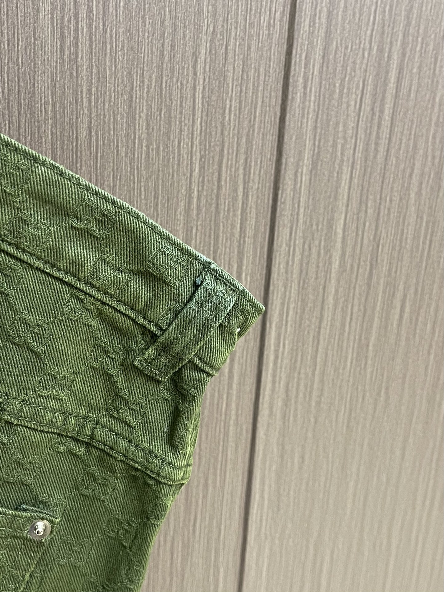 GUCCI 暗纹双G提花牛仔短裤，进口提花牛仔材质，质感舒适，挺括有型 酵素水洗工艺，呈现复古擦色感以经