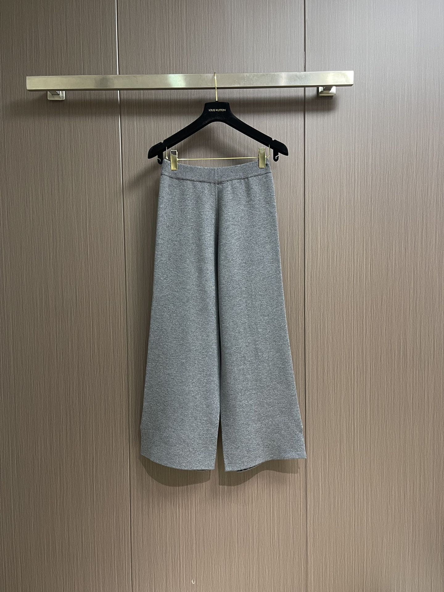 NO:522704,Dior 2025ss new trousers, reinterpreting Dior's casual and elegant style. It is carefully crafted from gray cashmere-blend knitted fabric, flared tailoring, detailed design of trouser legs, and the interior is decorated with Oblique print. It can be matched with matching cardigans to create a stylish and classic Oblique print. Size S-XL, dior, alexander wang19860909Dior 2025ss新款长裤,重新诠释 Dior 休闲优雅的风格.采用灰色山羊绒混纺针织面料精心制作,喇叭形剪裁,裤脚开衩细节设计,内部饰以Oblique印花.可与配套的开衫搭配,打造时尚经典的 Oblique 印花造型.尺码S-XL,,dior,alexander wang,Men's clothing