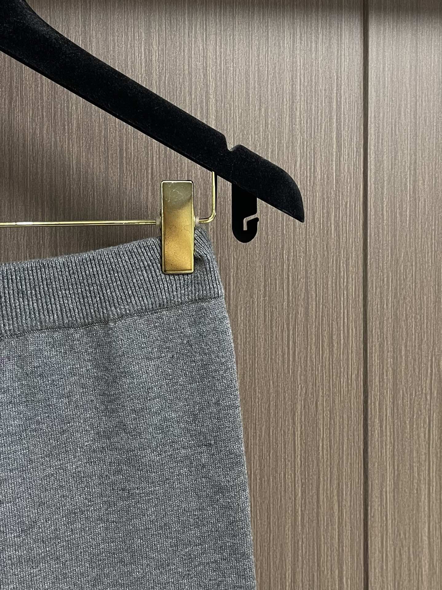 Dior 2025ss新款长裤，重新诠释 Dior 休闲优雅的风格。采用灰色山羊绒混纺针织面料精心制作，