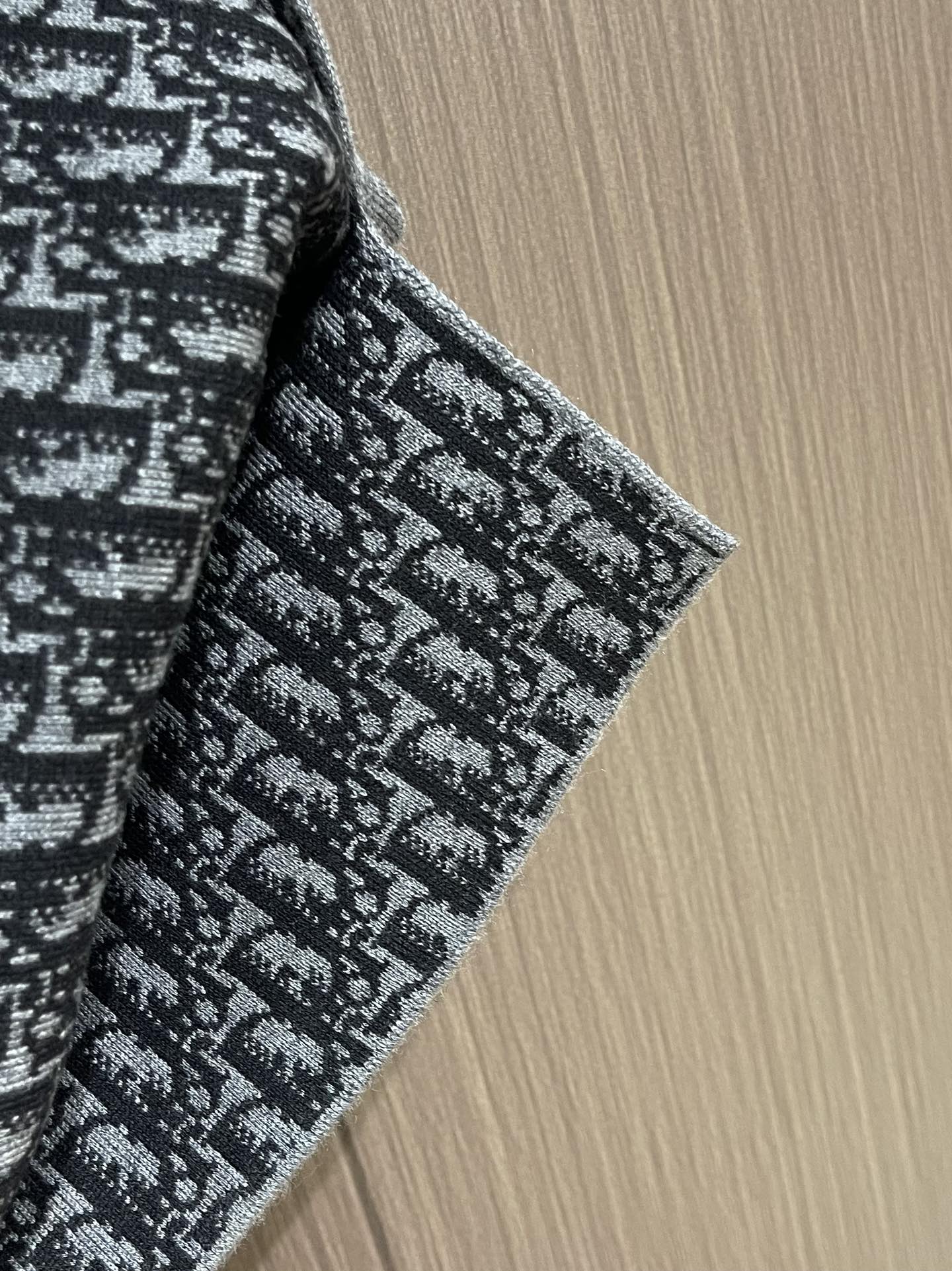 Dior 2025ss新款长裤，重新诠释 Dior 休闲优雅的风格。采用灰色山羊绒混纺针织面料精心制作，