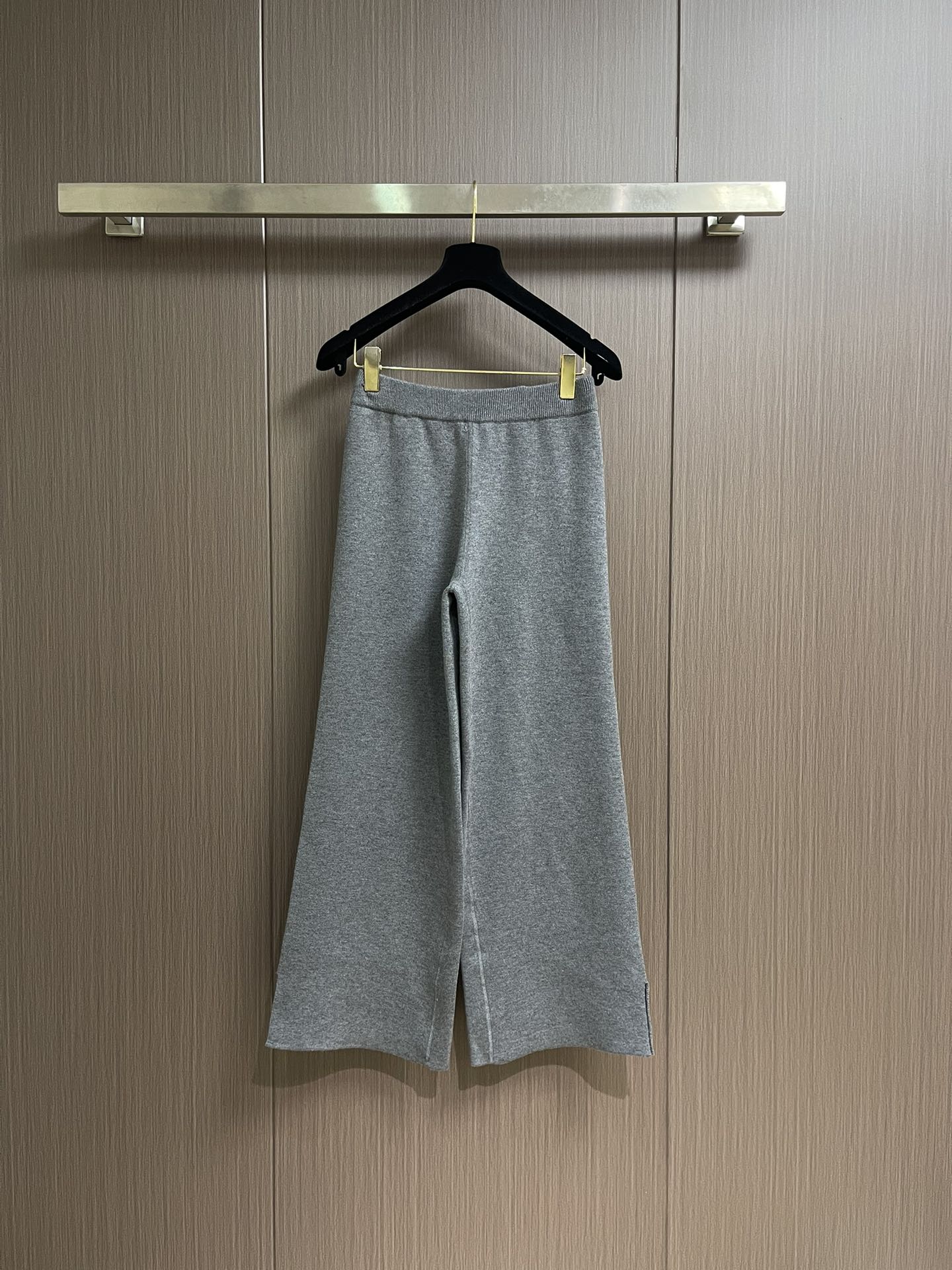 Dior 2025ss新款长裤，重新诠释 Dior 休闲优雅的风格。采用灰色山羊绒混纺针织面料精心制作，