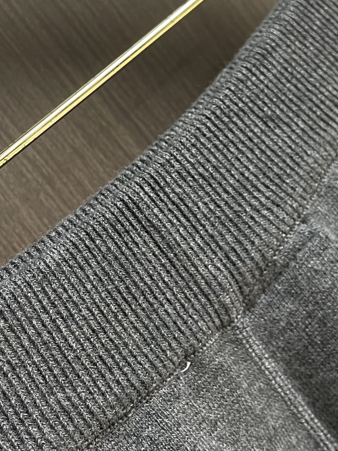 Dior 2025ss新款长裤，重新诠释 Dior 休闲优雅的风格。采用灰色山羊绒混纺针织面料精心制作，