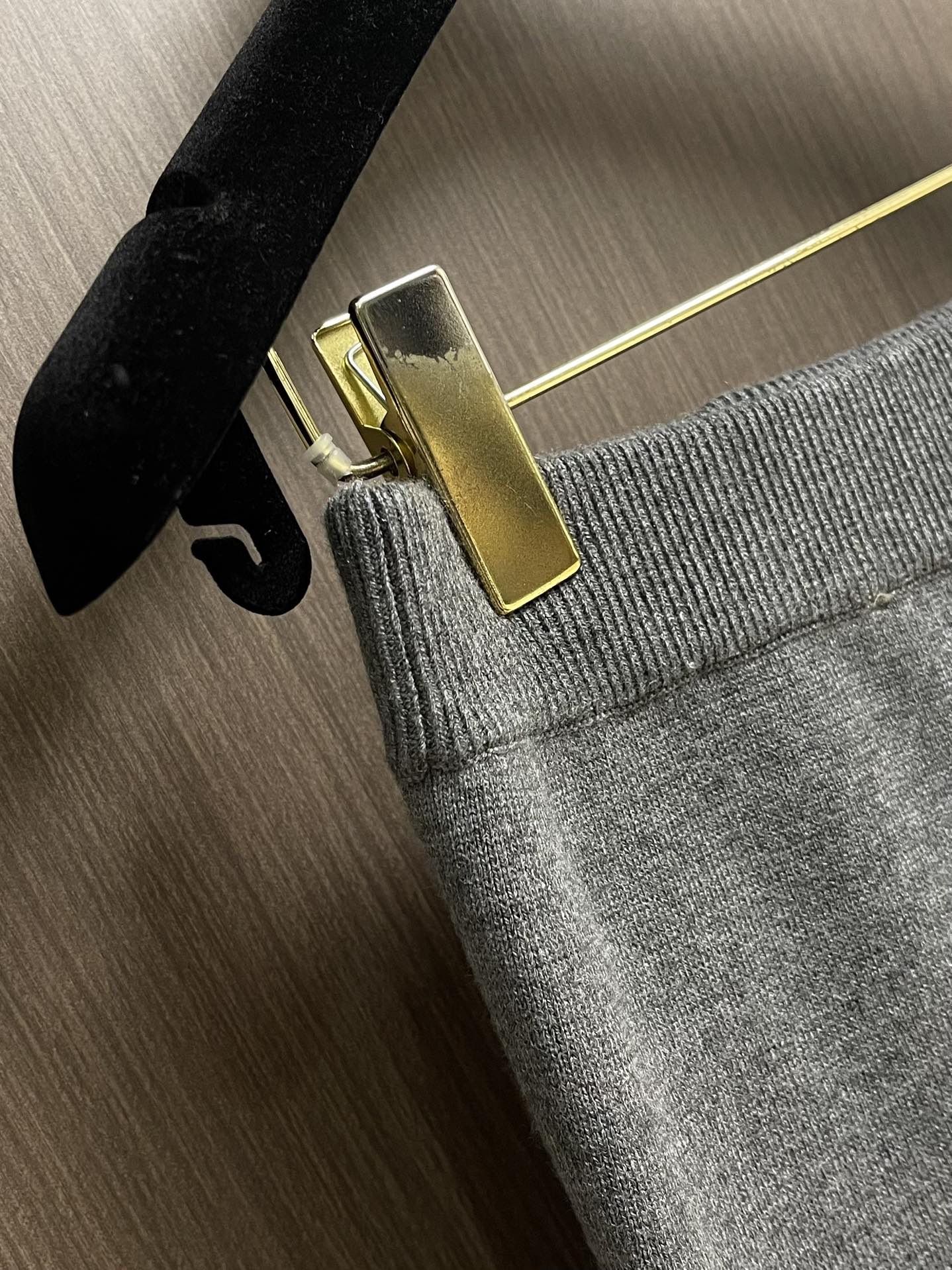 Dior 2025ss新款长裤，重新诠释 Dior 休闲优雅的风格。采用灰色山羊绒混纺针织面料精心制作，