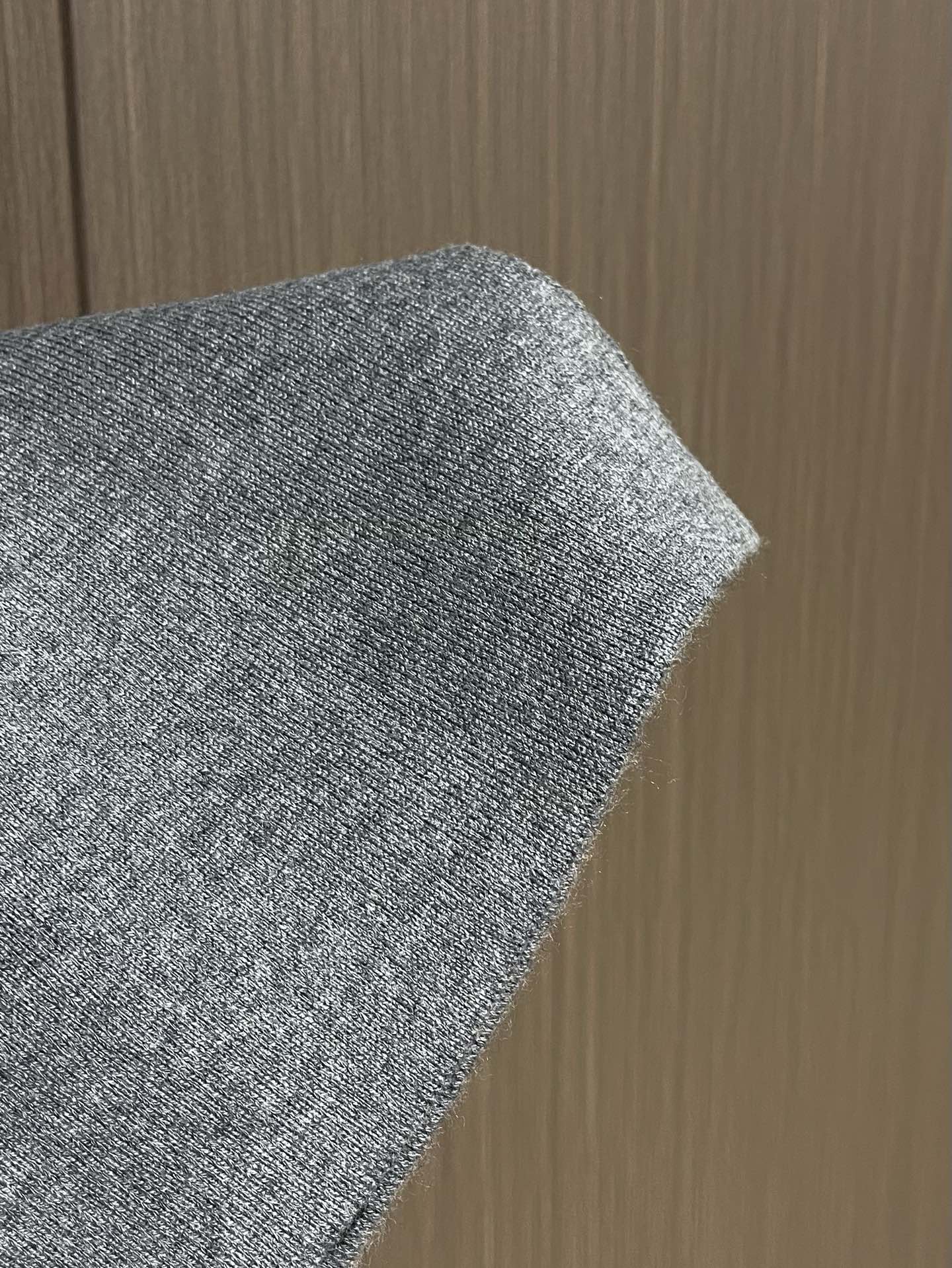 Dior 2025ss新款长裤，重新诠释 Dior 休闲优雅的风格。采用灰色山羊绒混纺针织面料精心制作，