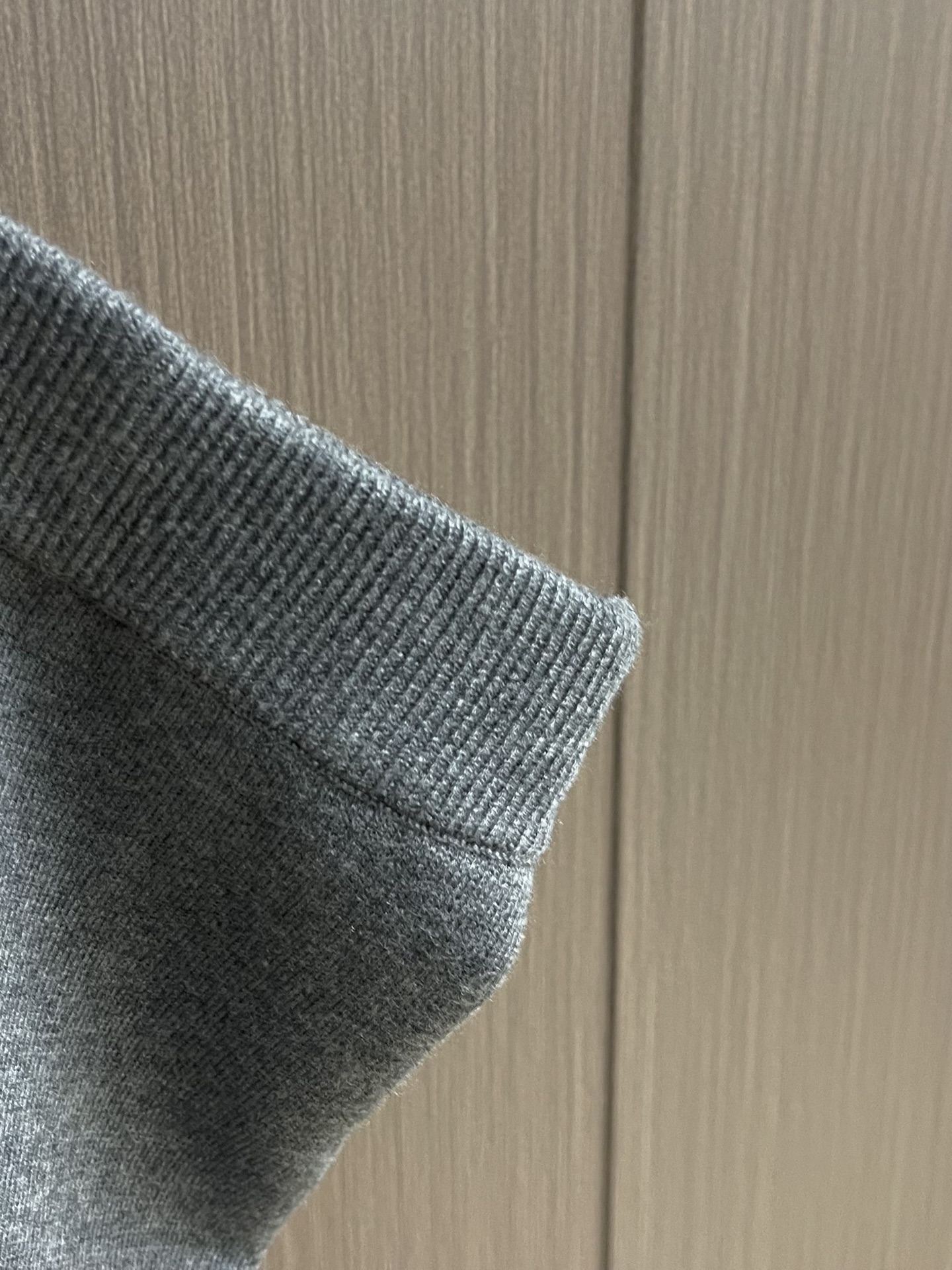 Dior 2025ss新款长裤，重新诠释 Dior 休闲优雅的风格。采用灰色山羊绒混纺针织面料精心制作，