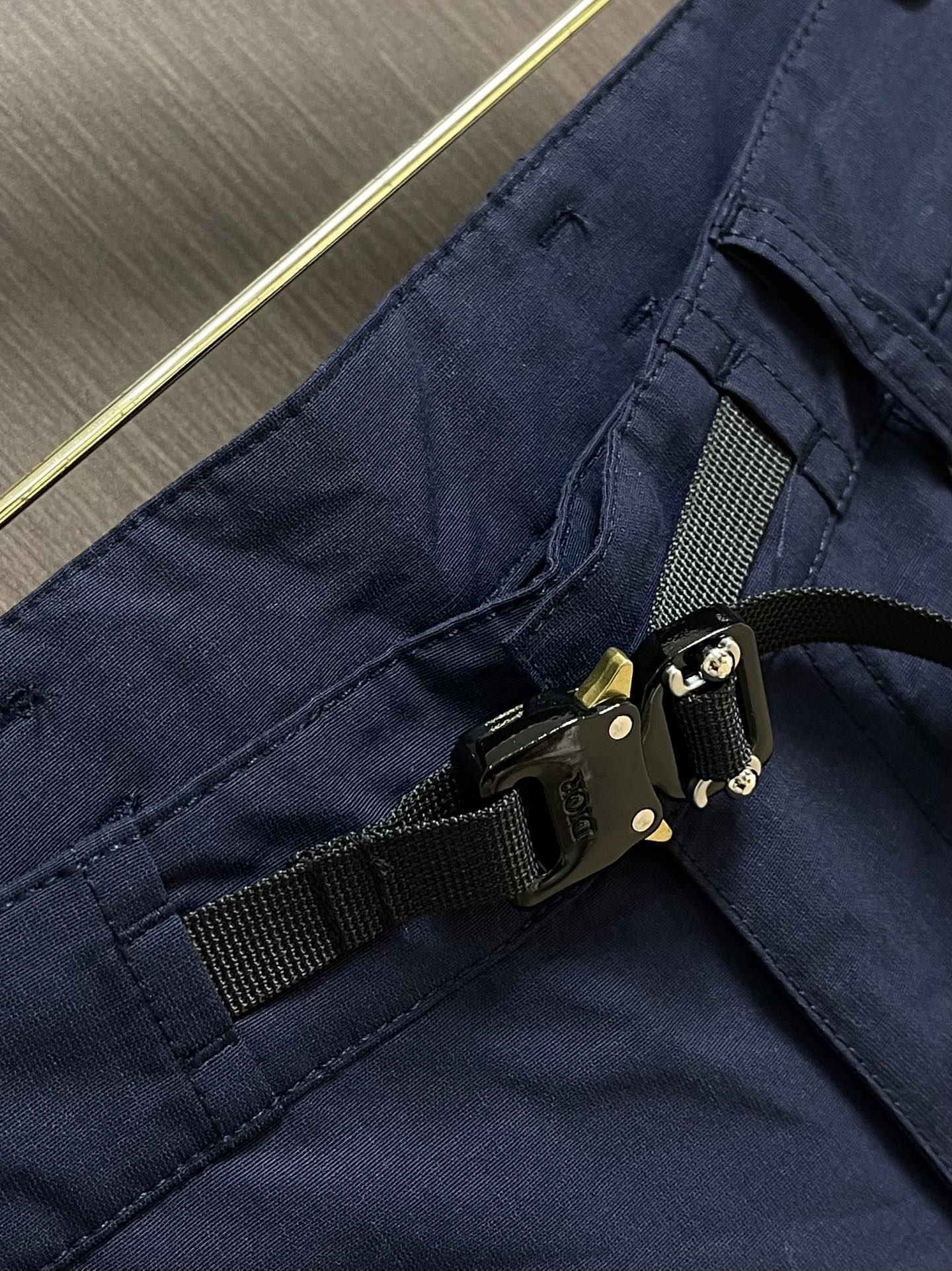 Dior 2025ss新款工装裤，重新诠释运动风格经典标识，彰显 的高订精神。采用海军蓝色棉质混纺粗横棱