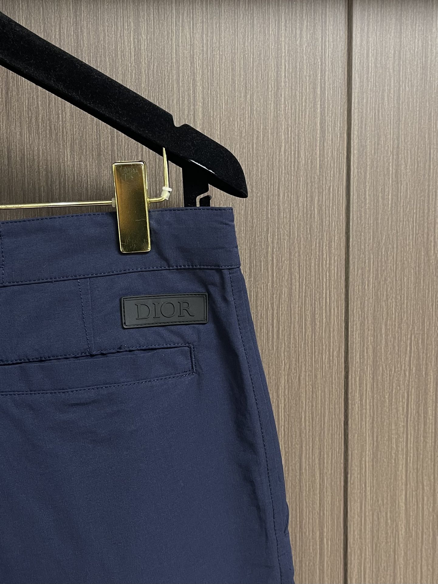 Dior 2025ss新款工装裤，重新诠释运动风格经典标识，彰显 的高订精神。采用海军蓝色棉质混纺粗横棱