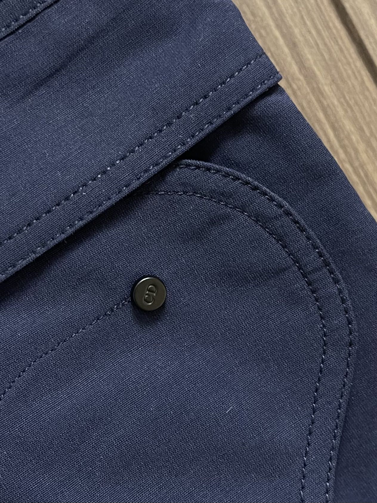 Dior 2025ss新款工装裤，重新诠释运动风格经典标识，彰显 的高订精神。采用海军蓝色棉质混纺粗横棱