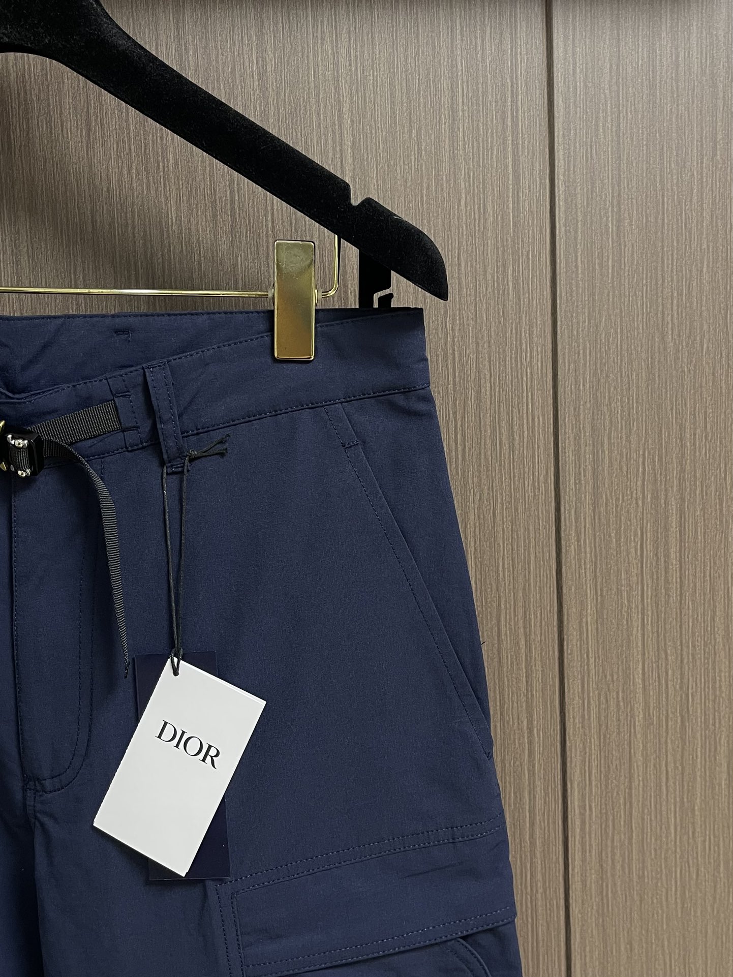 Dior 2025ss新款工装裤，重新诠释运动风格经典标识，彰显 的高订精神。采用海军蓝色棉质混纺粗横棱