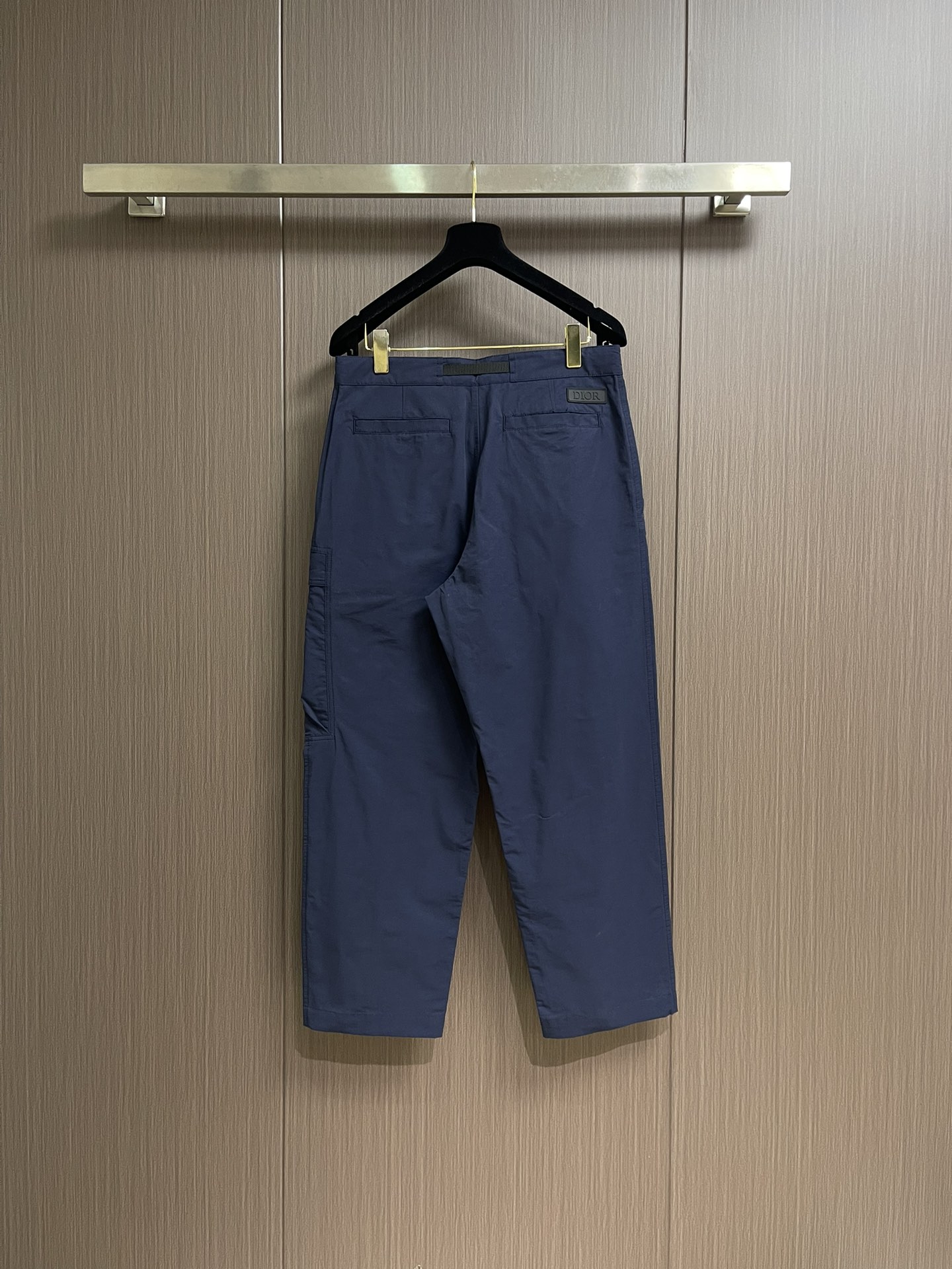 Dior 2025ss新款工装裤，重新诠释运动风格经典标识，彰显 的高订精神。采用海军蓝色棉质混纺粗横棱