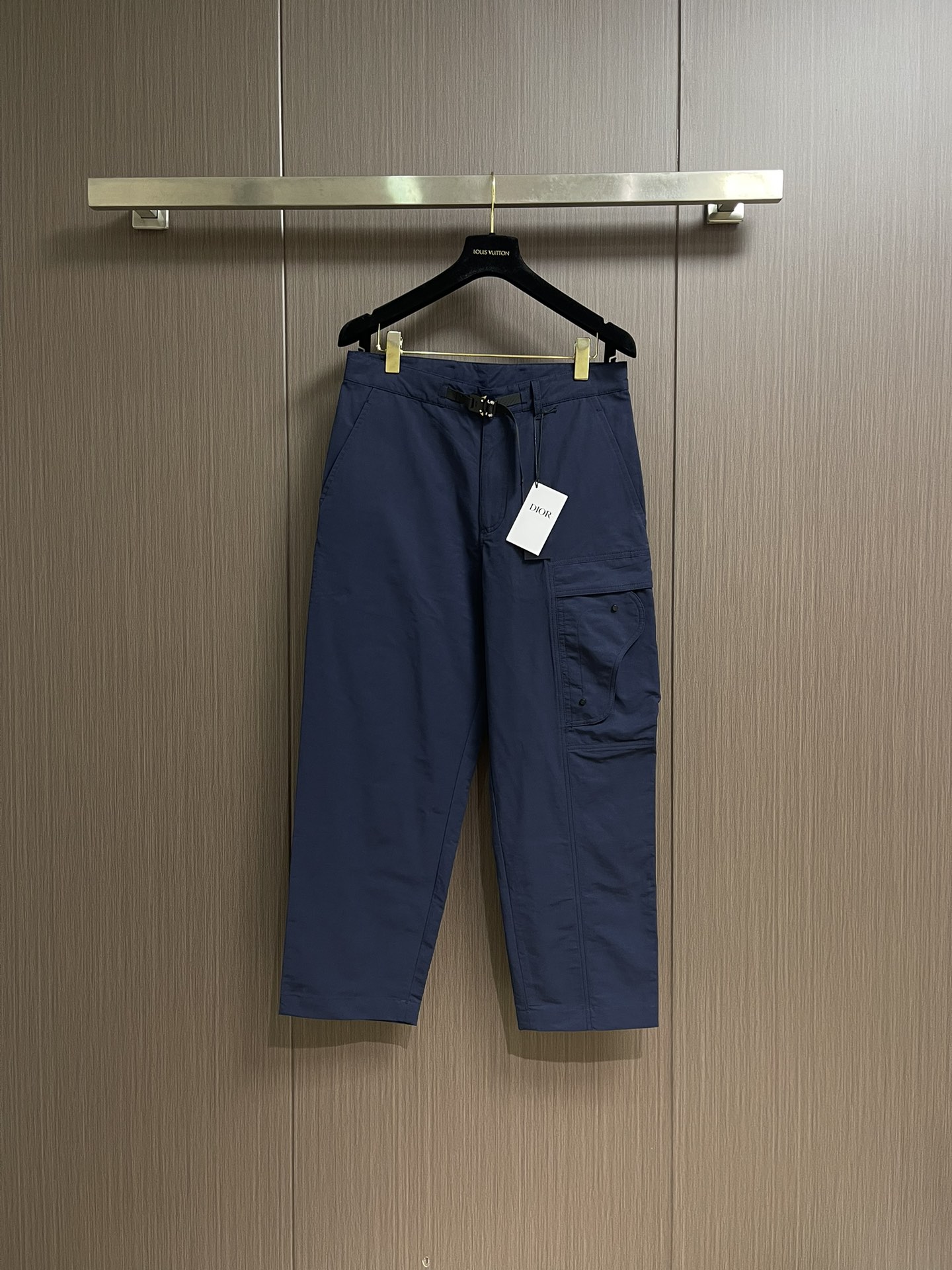 NO:522707,Dior 2025ss new overalls, reinterpreting the classic sporty logo, highlighting the high-order spirit. It is carefully crafted with navy blue cotton blend thick ribbed fabric, with saddle flip pockets on the thighs, and a belt embellished with Cistian belt buckles. Rubber patches highlight the classic style. It can be matched with the jackets in this series to create a casual look. Size S-XL, dior, jackets & coats, alexander wang19860909Dior 2025ss新款工装裤,重新诠释运动风格经典标识,彰显 的高订精神.采用海军蓝色棉质混纺粗横棱纹织物精心制作,大腿部位饰以马鞍翻盖口袋,搭配点缀以 Cistian 腰带扣的腰带. 橡胶补丁彰显经典风格.可与该系列的夹克搭配,打造休闲造型.尺码S-XL,,dior,jackets & coats,alexander wang,Men's clothing