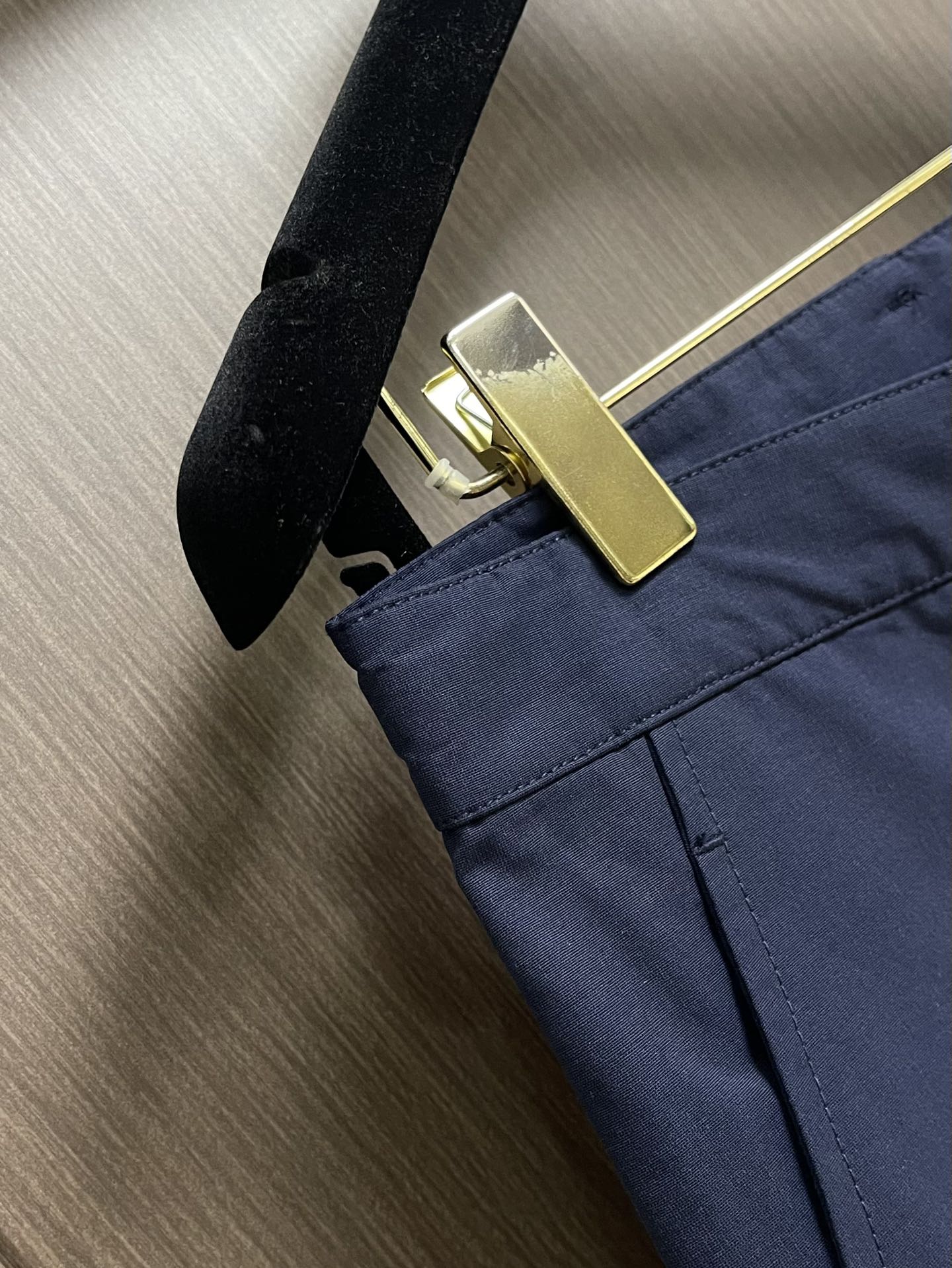 Dior 2025ss新款工装裤，重新诠释运动风格经典标识，彰显 的高订精神。采用海军蓝色棉质混纺粗横棱