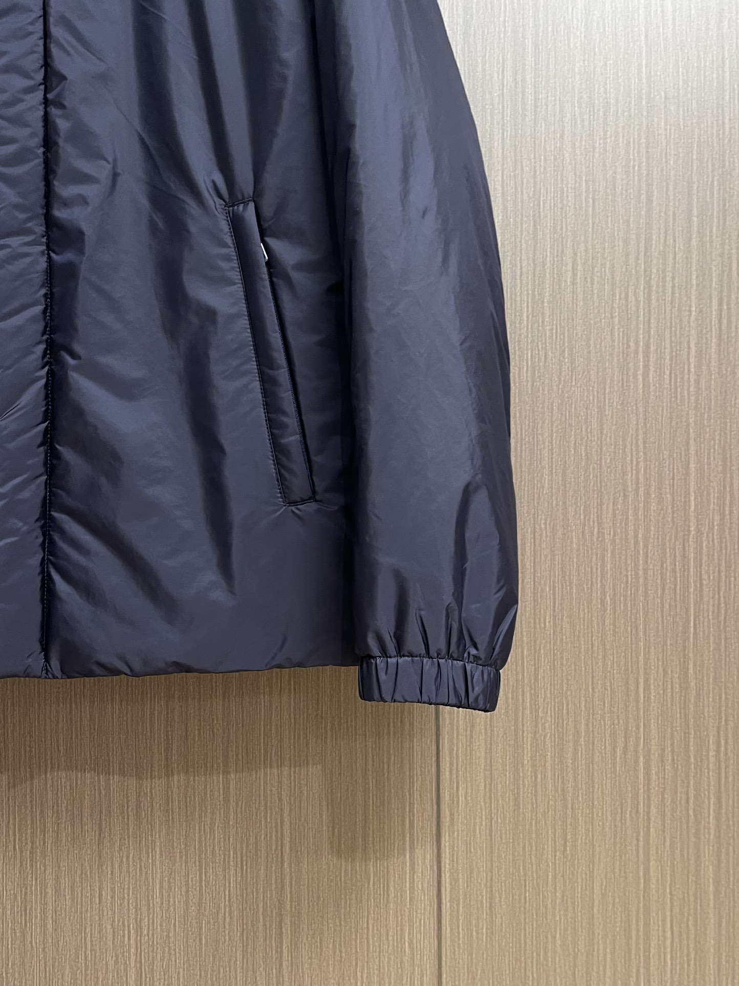 Prada 2025ss早秋新款连帽羽绒服外套，秋季爆款三角金属logo羽绒外套，90白鸭绒 穿上就是舒