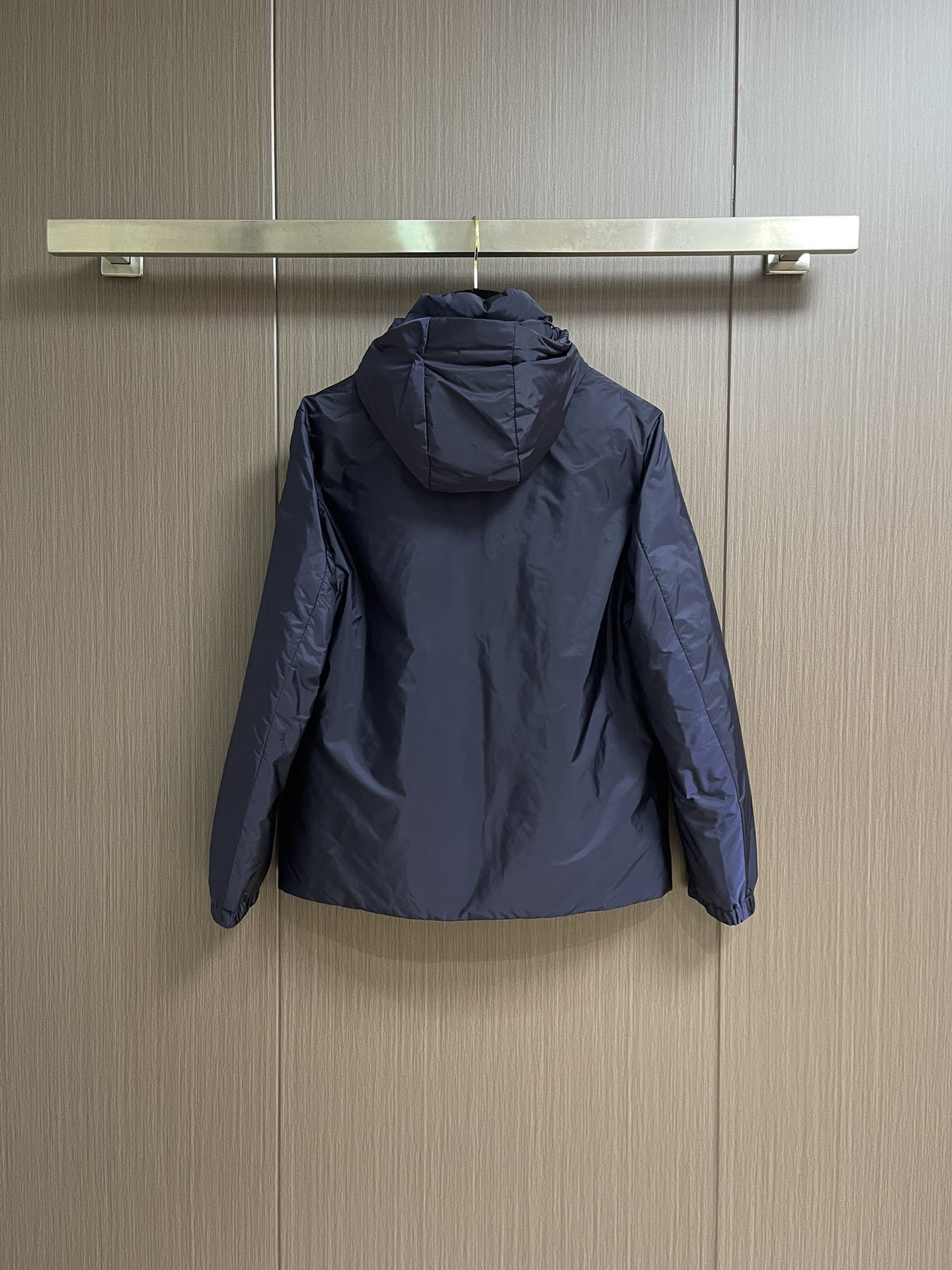 Prada 2025ss早秋新款连帽羽绒服外套，秋季爆款三角金属logo羽绒外套，90白鸭绒 穿上就是舒