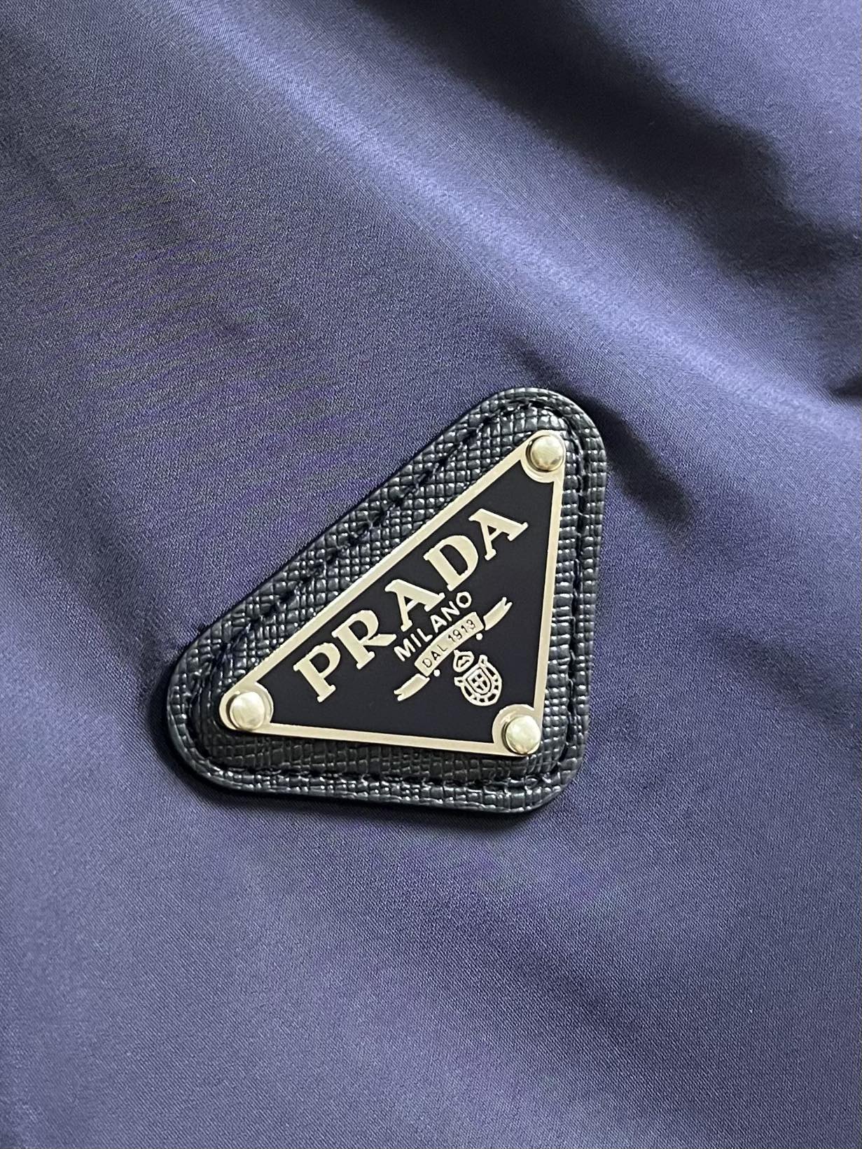 Prada 2025ss早秋新款连帽羽绒服外套，秋季爆款三角金属logo羽绒外套，90白鸭绒 穿上就是舒