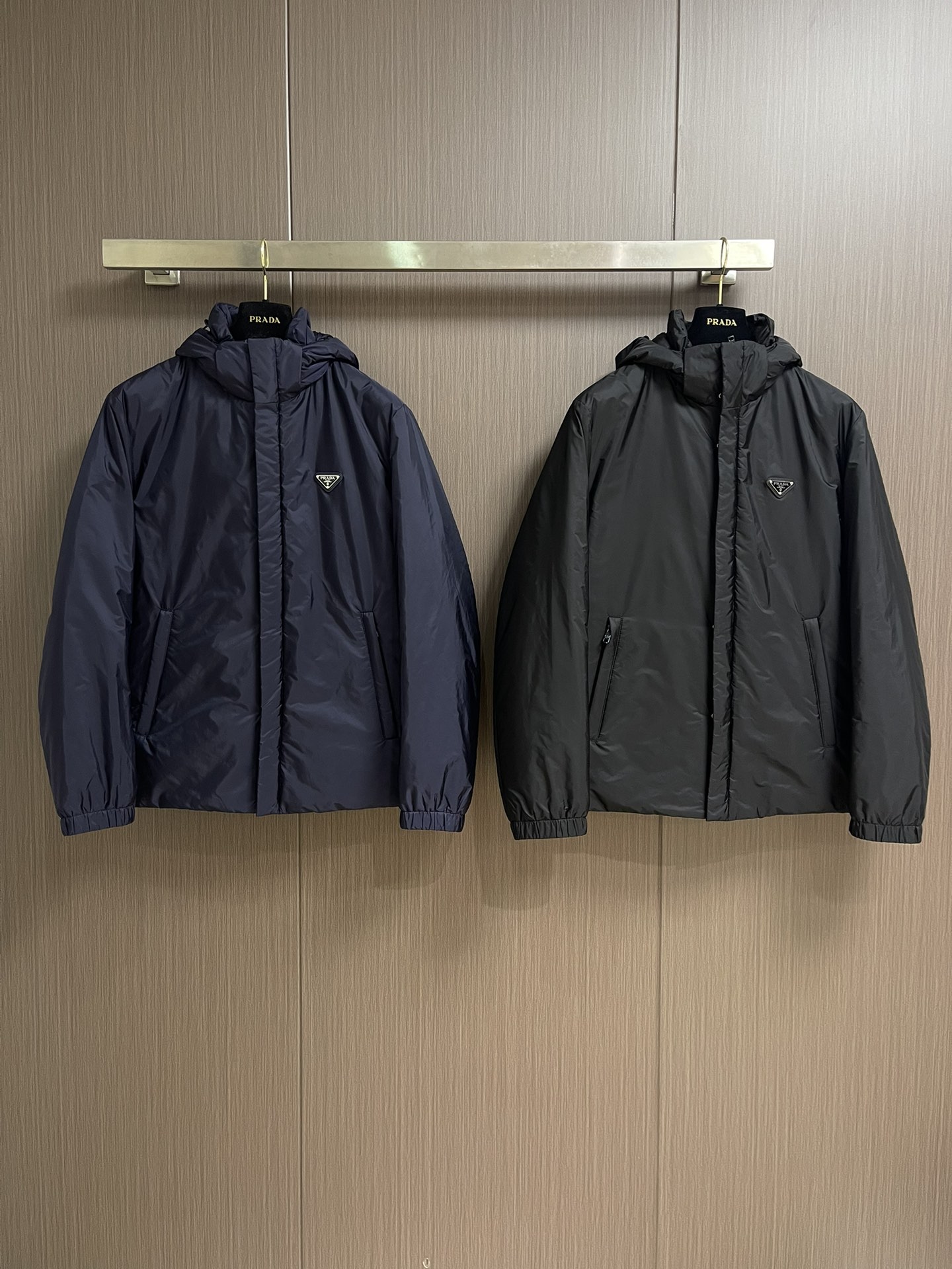 Prada 2025ss早秋新款连帽羽绒服外套，秋季爆款三角金属logo羽绒外套，90白鸭绒 穿上就是舒