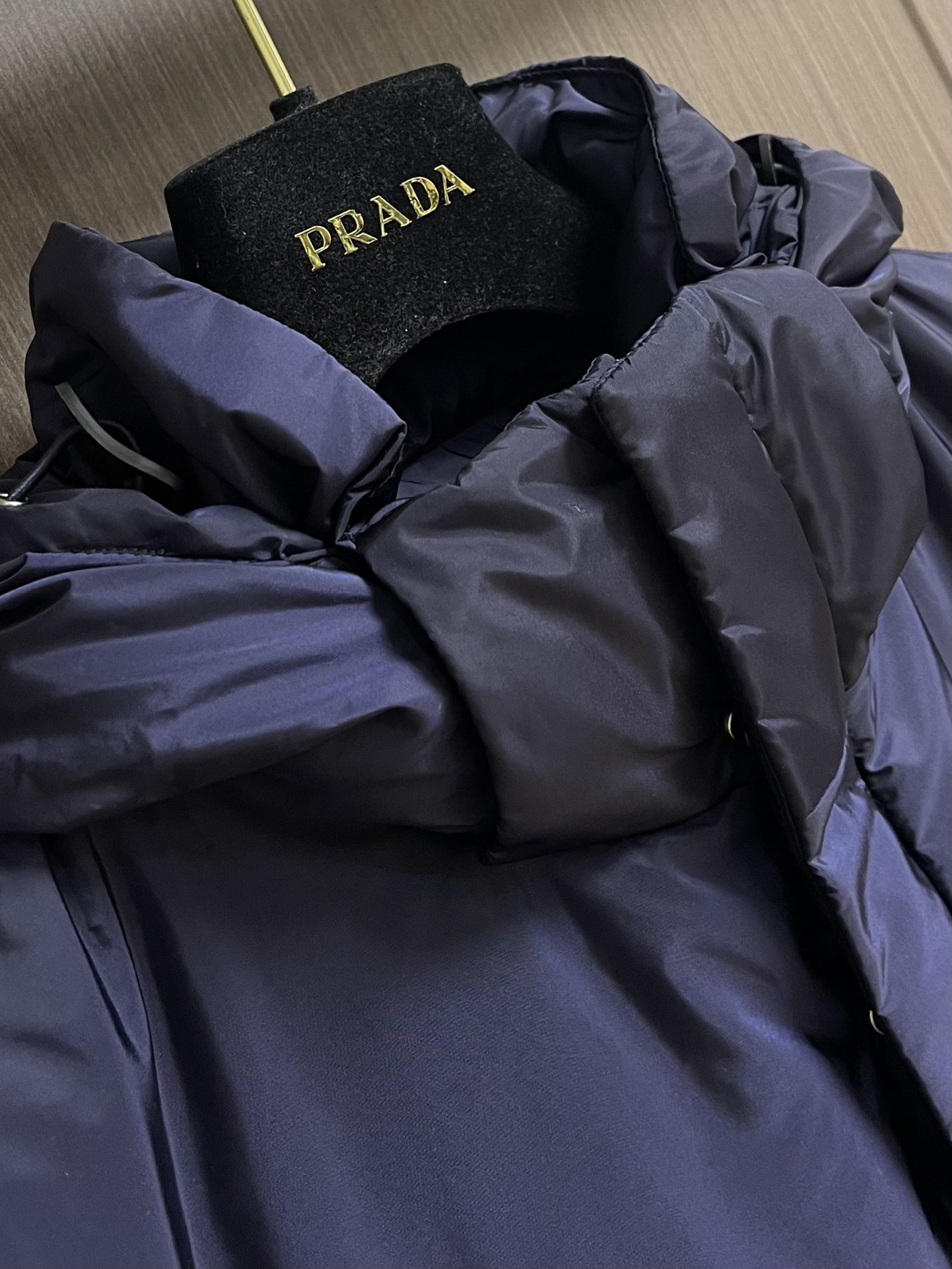 Prada 2025ss早秋新款连帽羽绒服外套，秋季爆款三角金属logo羽绒外套，90白鸭绒 穿上就是舒